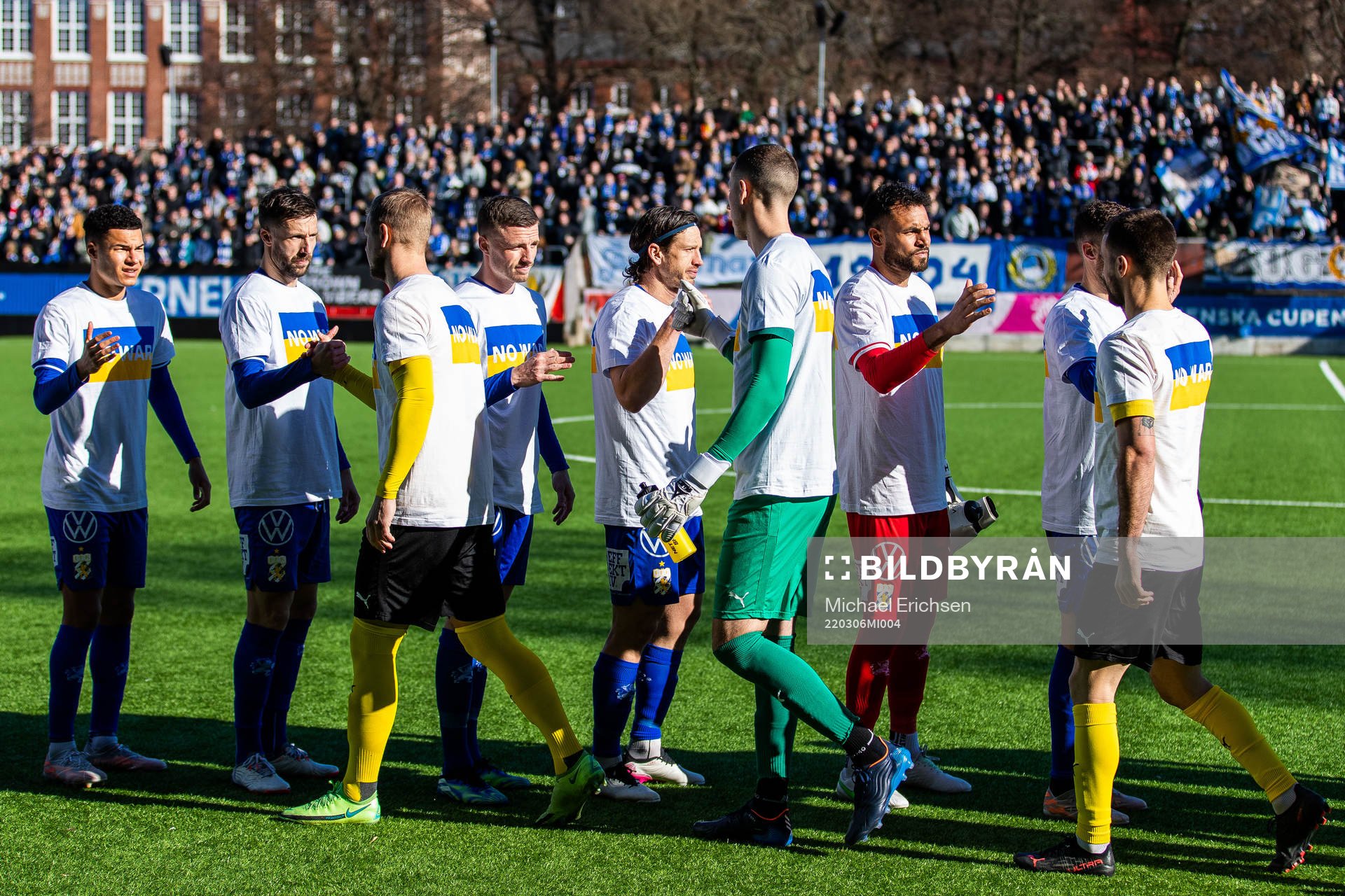 IFK Göteborgs och Mjällbys spelare vid line-up iklädda