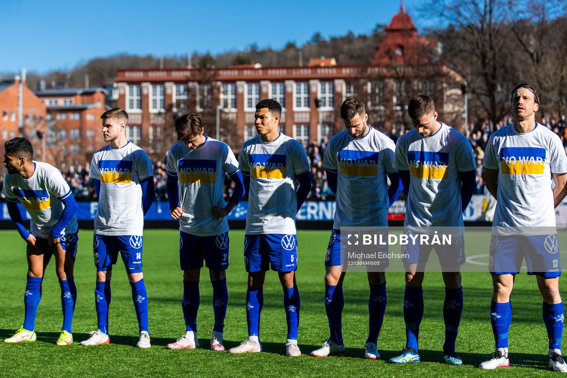 IFK Göteborgs spelare vid line-up iklädda t-shirts med