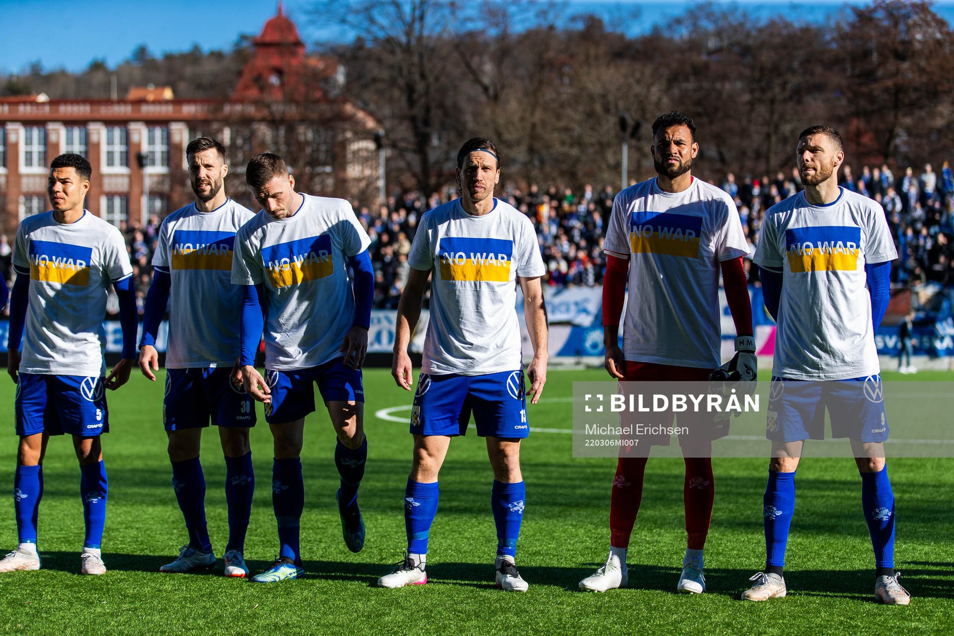IFK Göteborgs spelare vid line-up iklädda t-shirts med