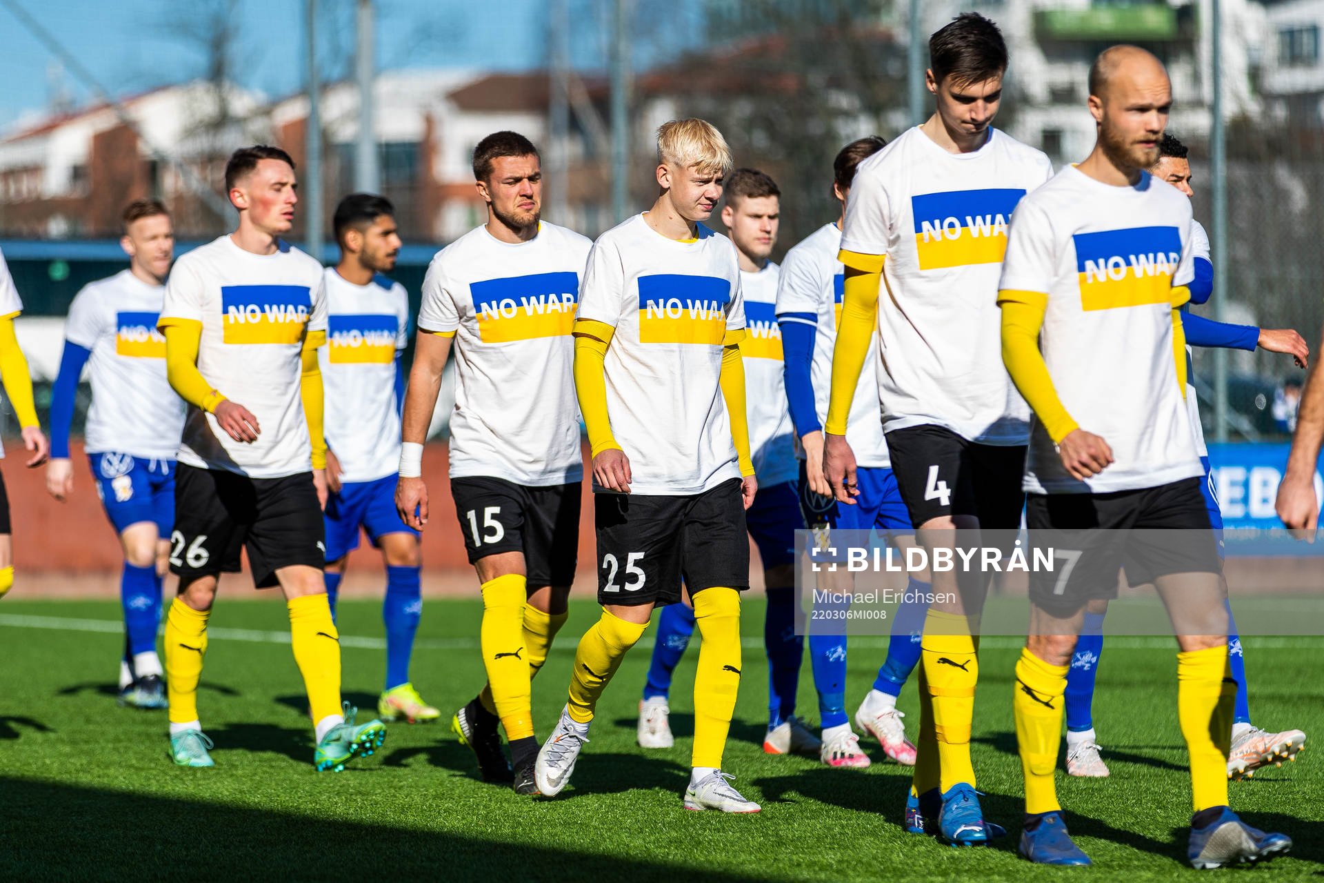 Mjällbys och IFK Göteborgs spelare gör entré iklädda