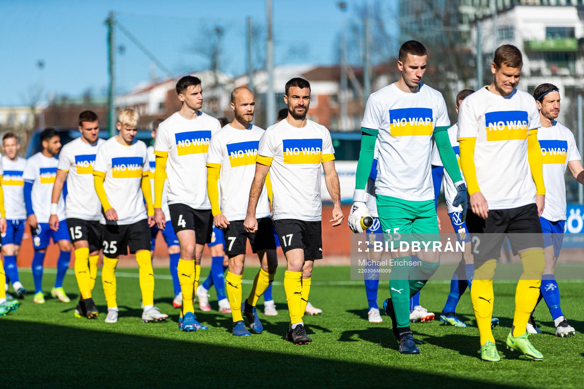 Mjällbys och IFK Göteborgs spelare gör entré iklädda