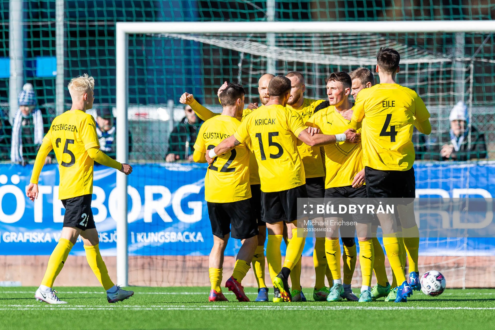 Mjällbys Mamudu Moro jublar med lagkamrater
