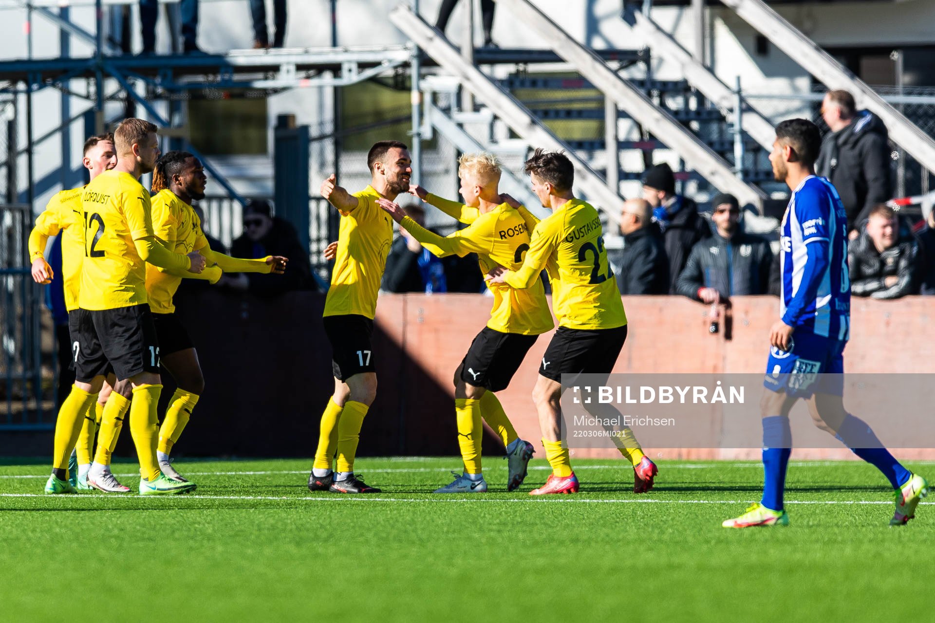 Mjällbys Carlos Moros Gracia jublar med lagkamrater