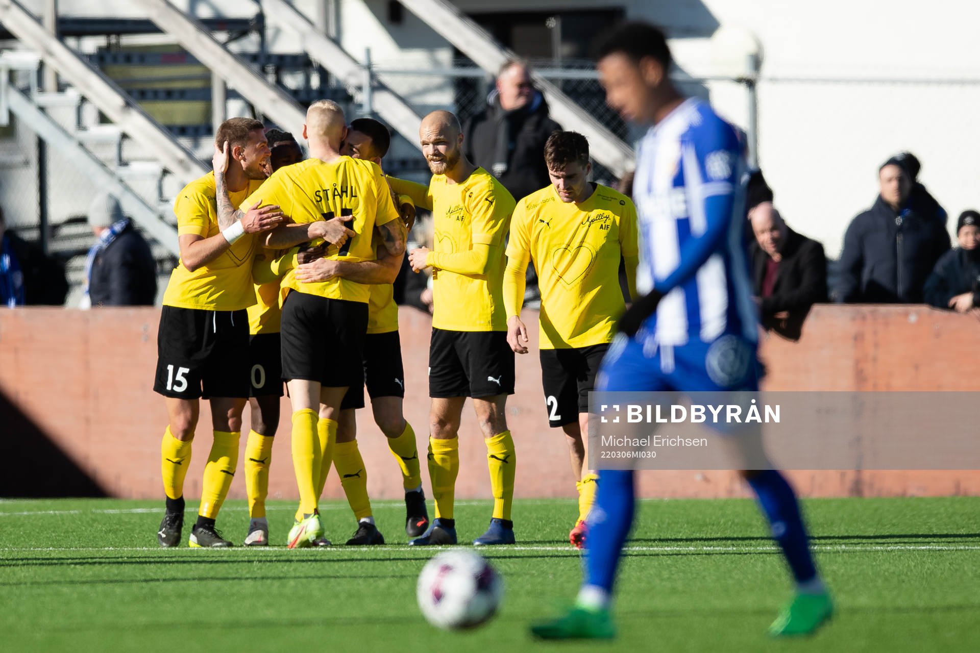 Mjällbys Carlos Moros Gracia jublar med lagkamrater efter 1-2 under fotbollsmatchen i Svenska Cupen mellan IFK Göteborg och Mjällby den 6 mars 2022 i Göteborg.