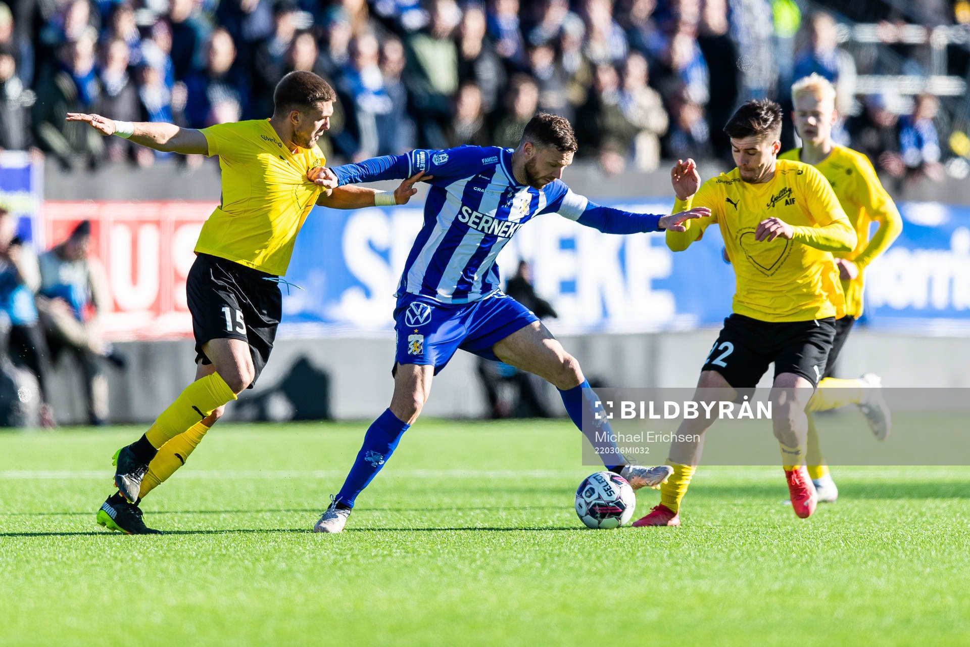 Mjällbys Ivan Kričak och Otto Rosengren i kamp med IFK Göteborgs Marcus Berg under fotbollsmatchen i Svenska Cupen mellan IFK Göteborg och Mjällby den 6 mars 2022 i Göteborg.