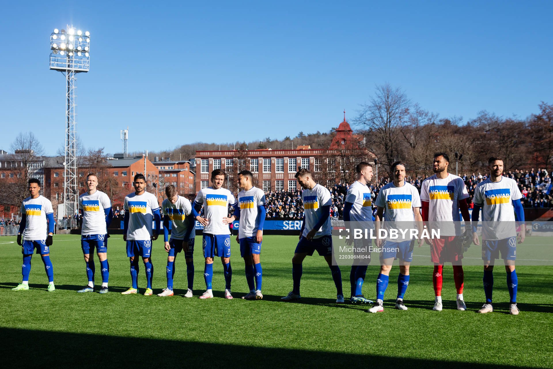 IFK Göteborgs spelare gör entré iklädda t-shirts med