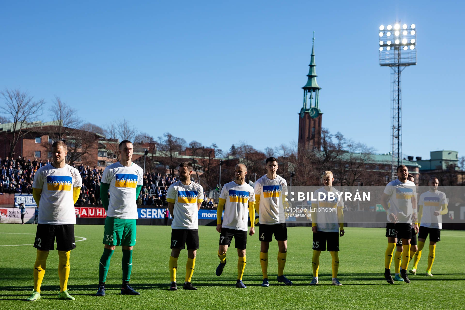 Mjällbys spelare på line up iklädda t-shirts med