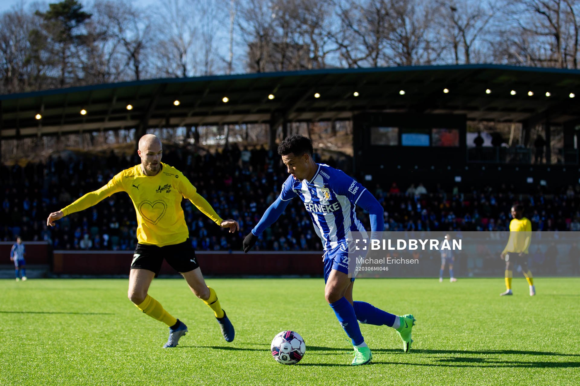 Mjällbys Viktor Gustafson och IFK Göteborgs Tobias Sana