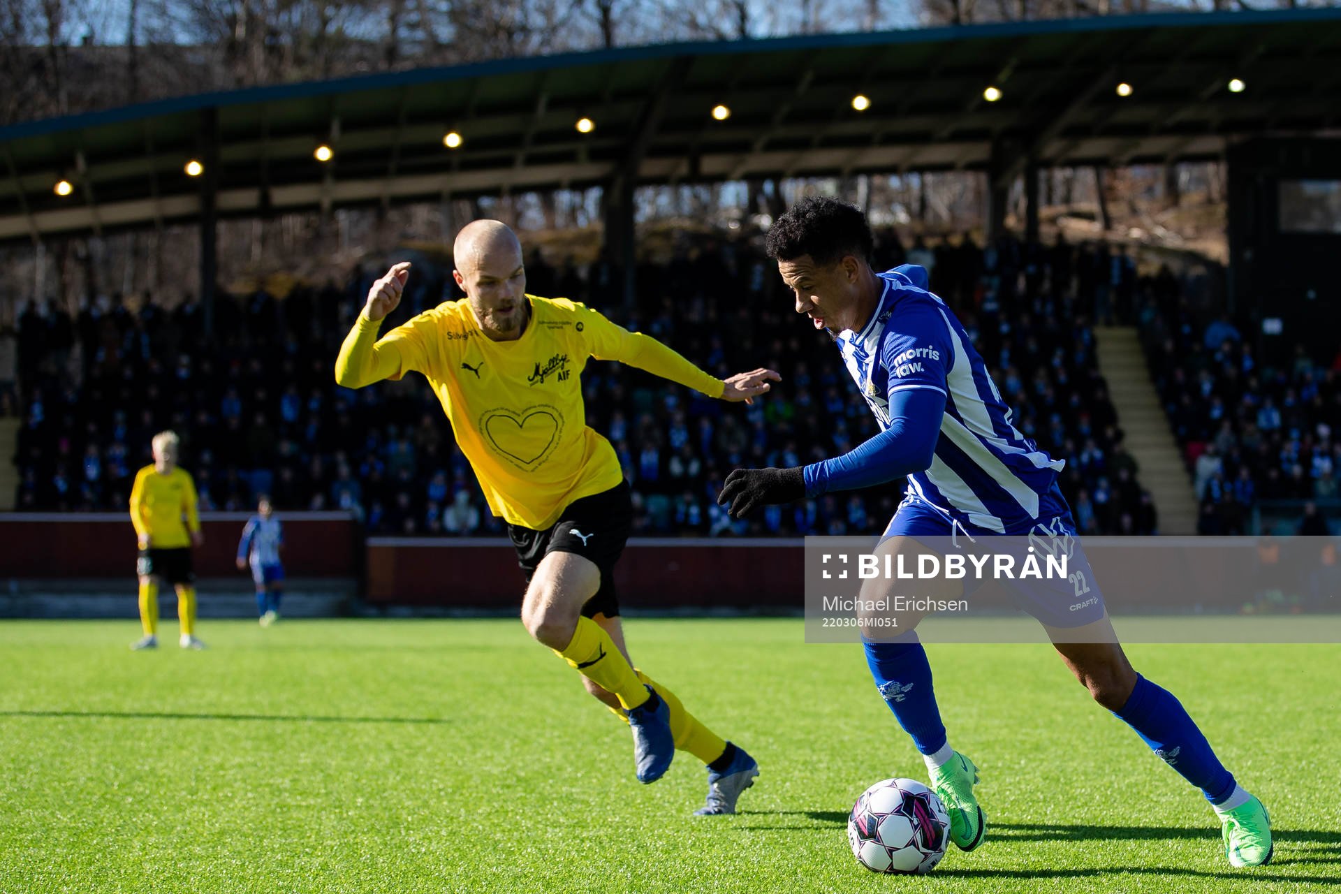 Mjällbys Viktor Gustafson och IFK Göteborgs Tobias Sana