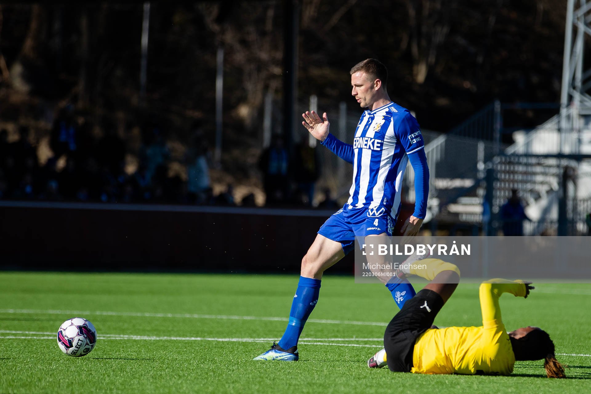 IFK Göteborgs Calle Johansson och Mjällbys Mamudu Moro