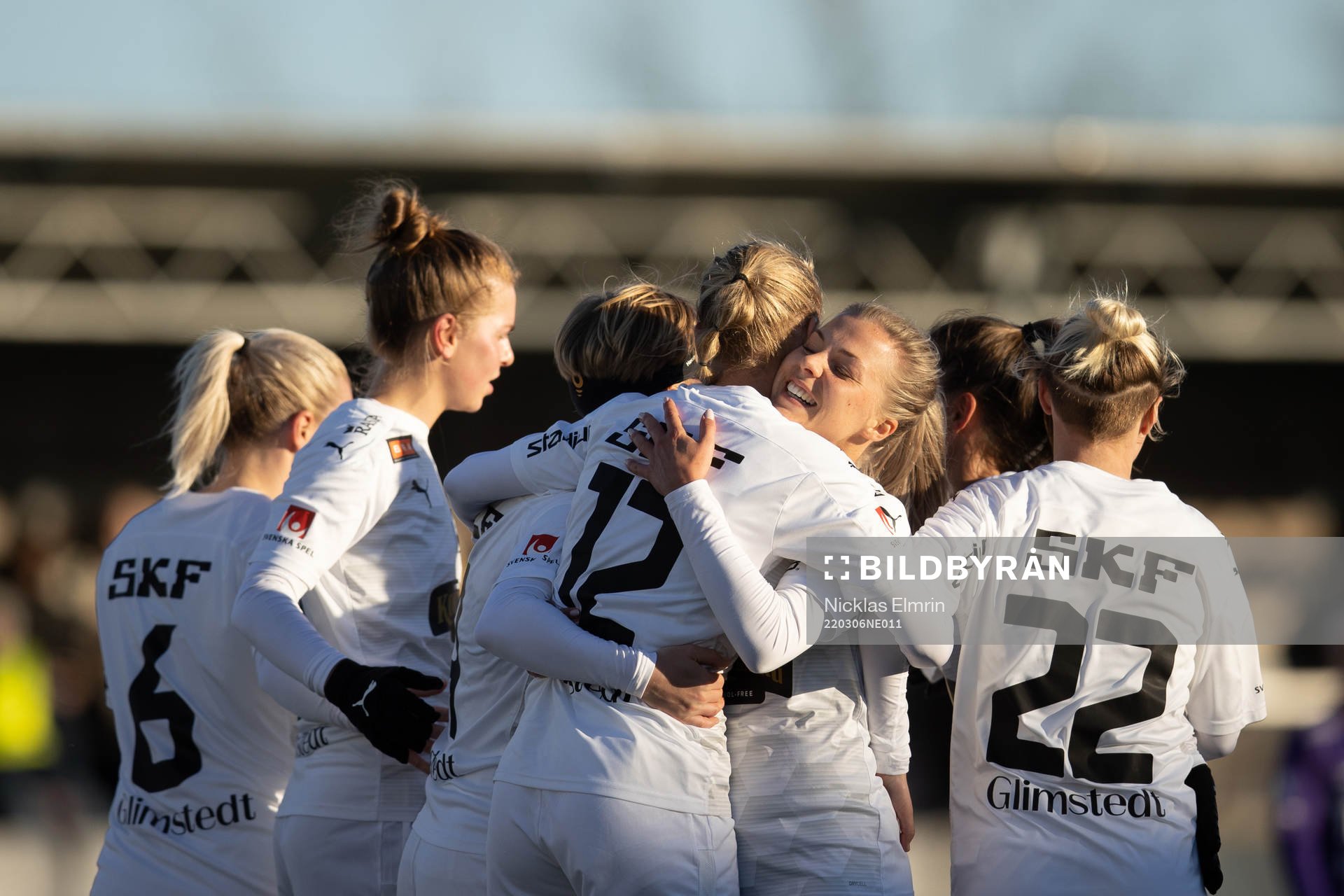 Häckens Stine Larsen och Lotta Ökvist jublar