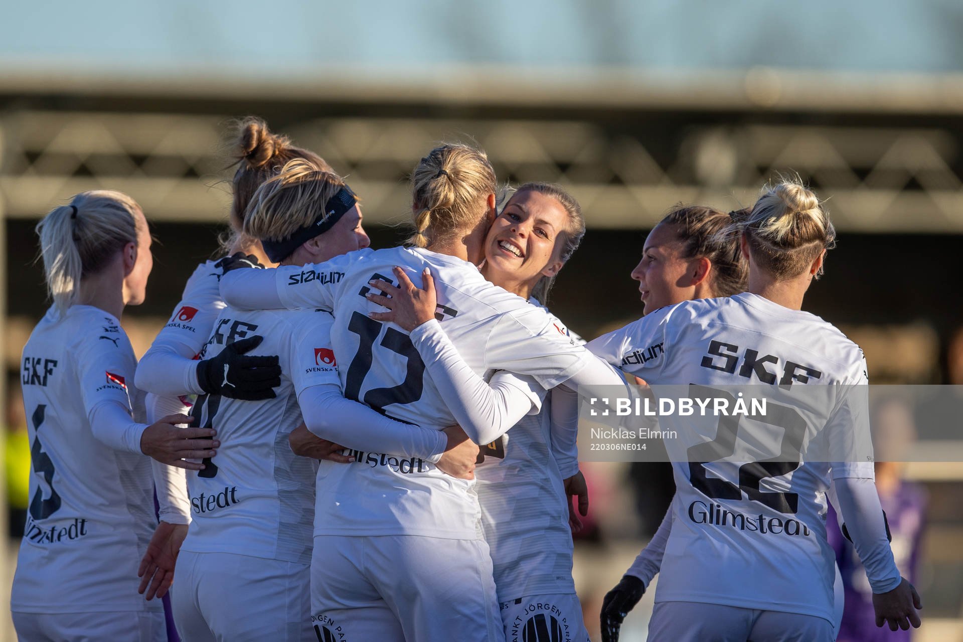Häckens Stine Larsen och Lotta Ökvist jublar