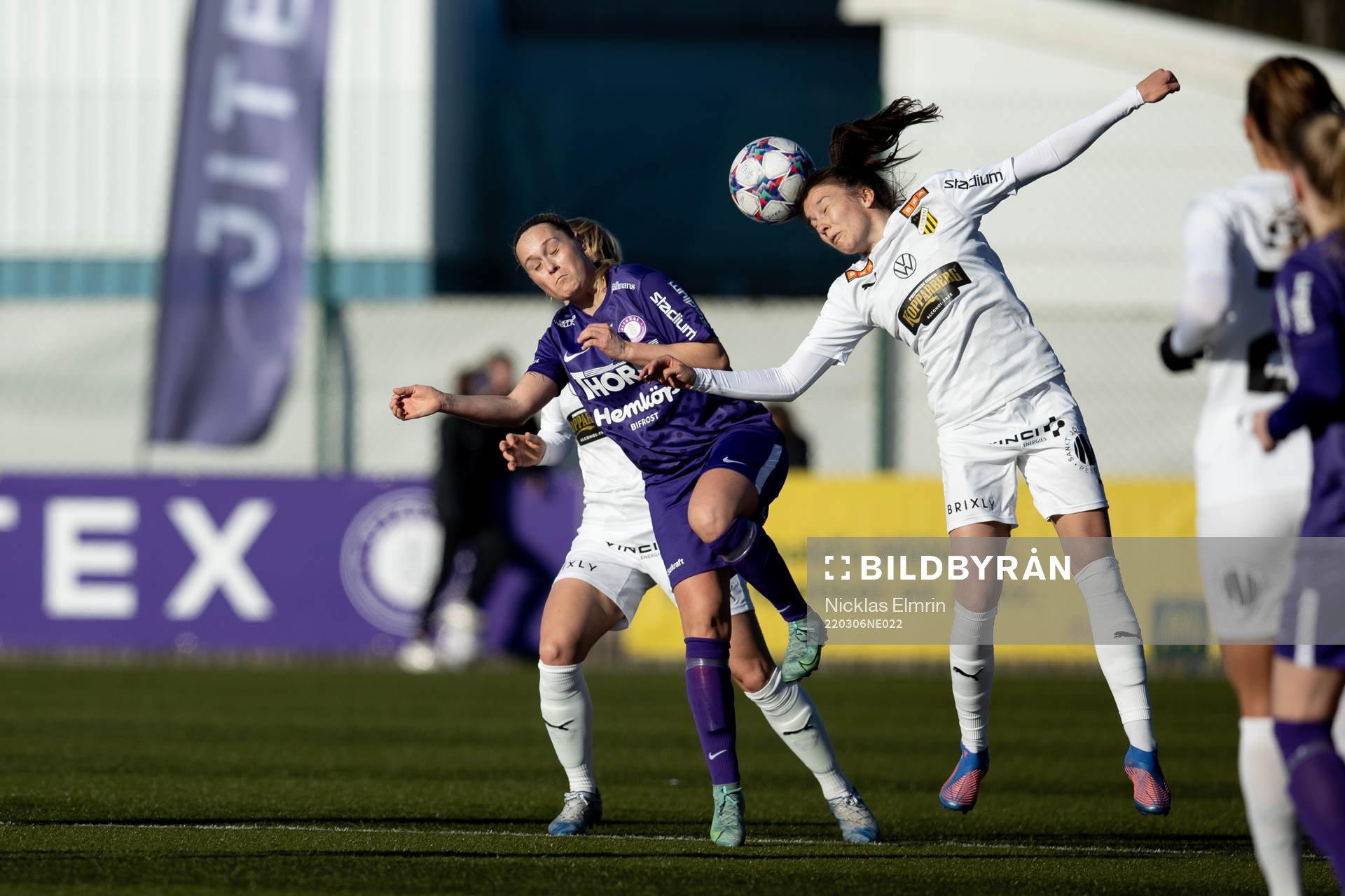 Häckens Anna Julia Csiki mot Jitex Fanny Linderoth under fotbollsmatchen i Svenska Cupen mellan Jitex och Häcken den 6 mars 2022 i Mölndal. 