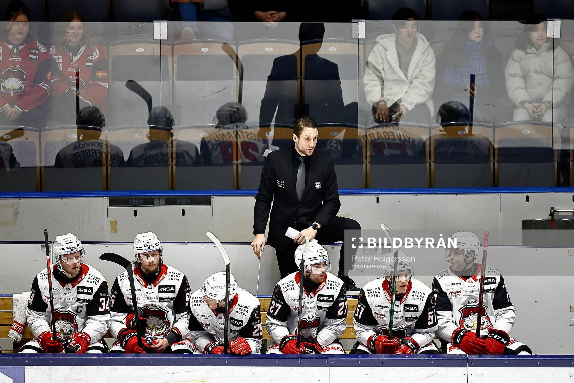 Malmö Redhawks bås med tränare Tomas Kollar