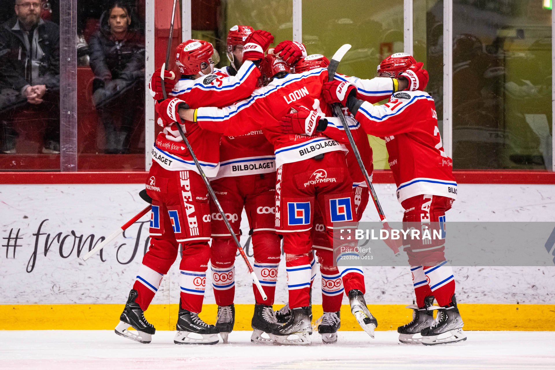 Timrås Robin Hanzl jublar med lagkamrater eftr att han