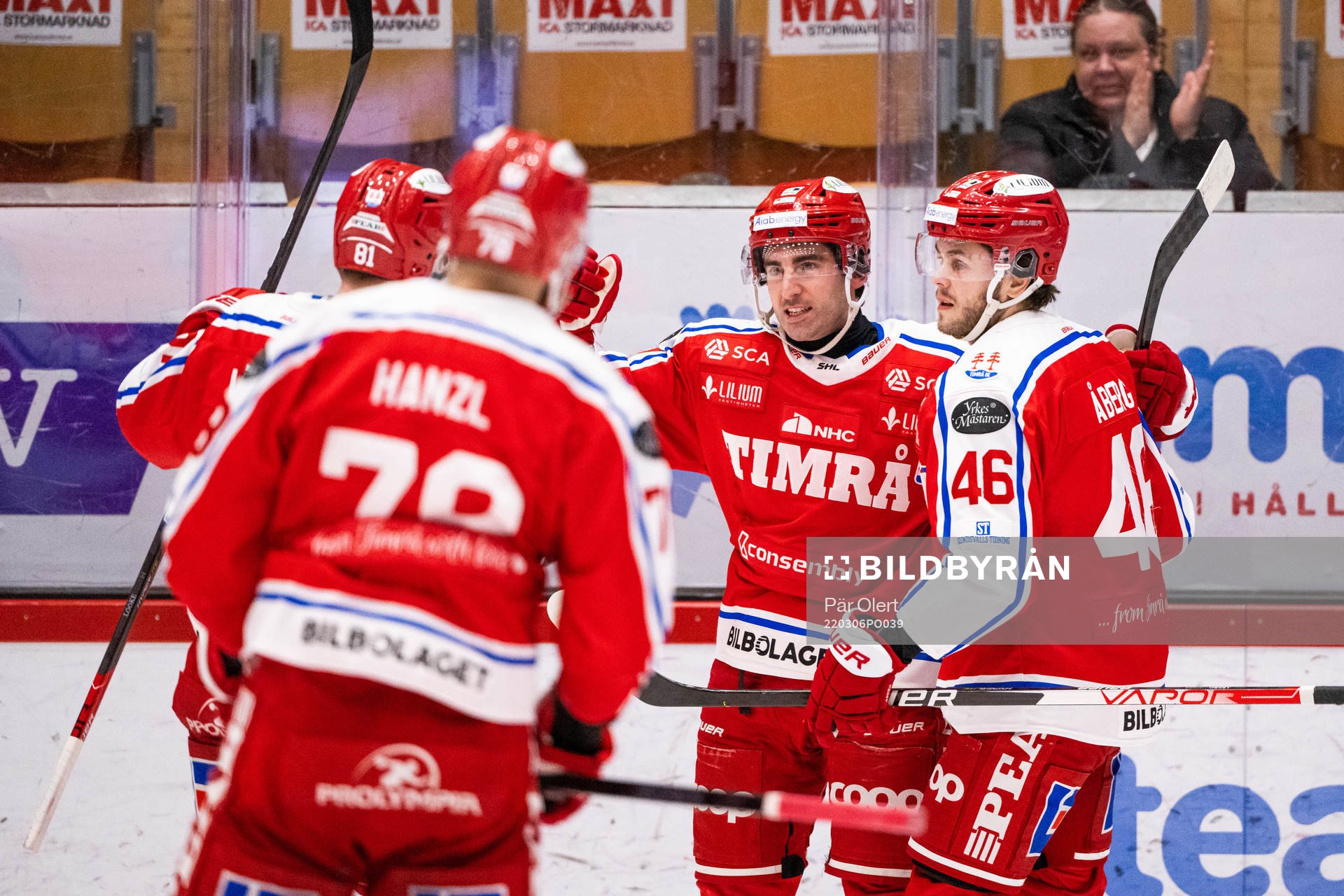 Timrås Joey LaLeggia jublar med lagkamrater
