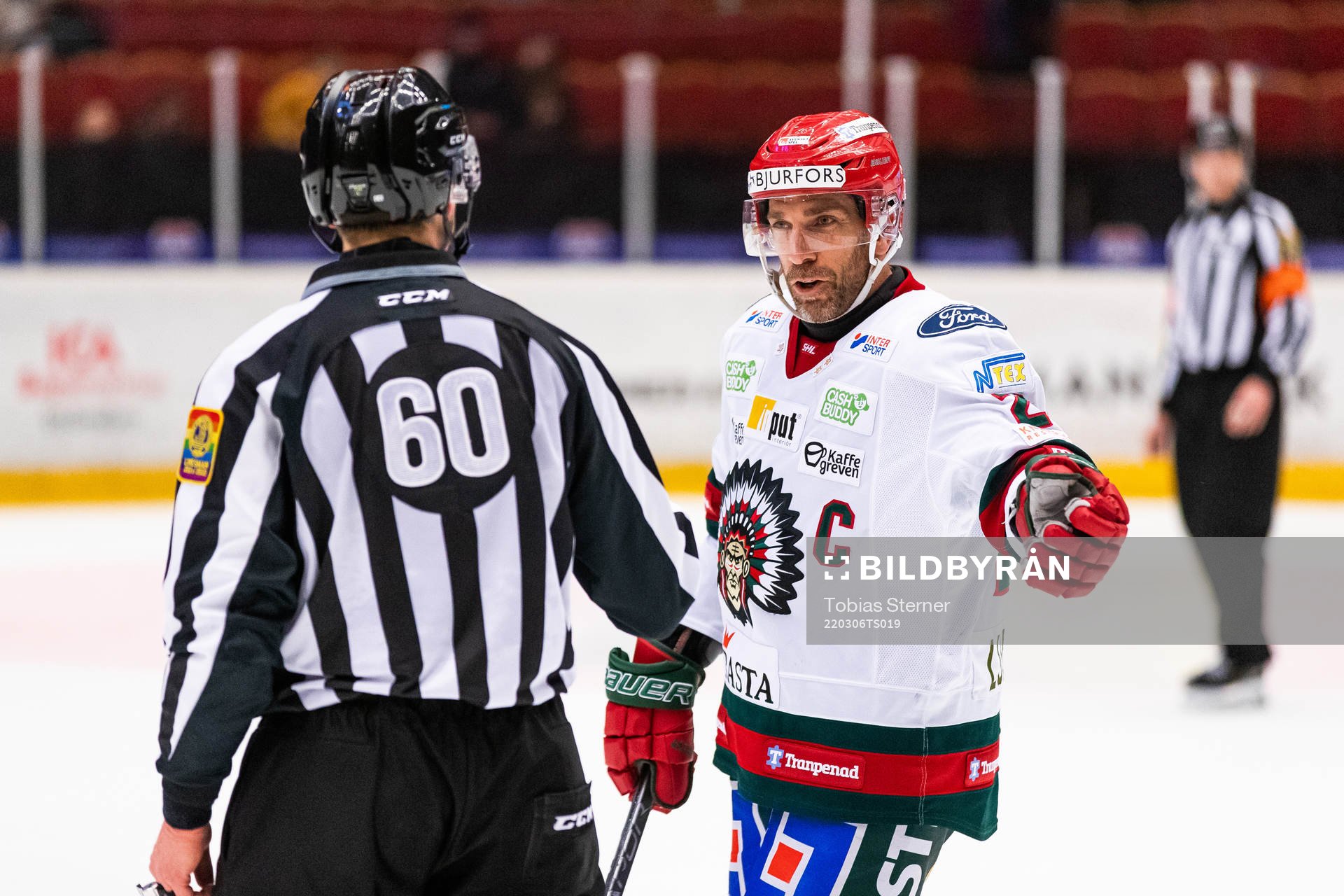 Linjedomare Örjan Åhlen och Frölundas Joel Lundqvist