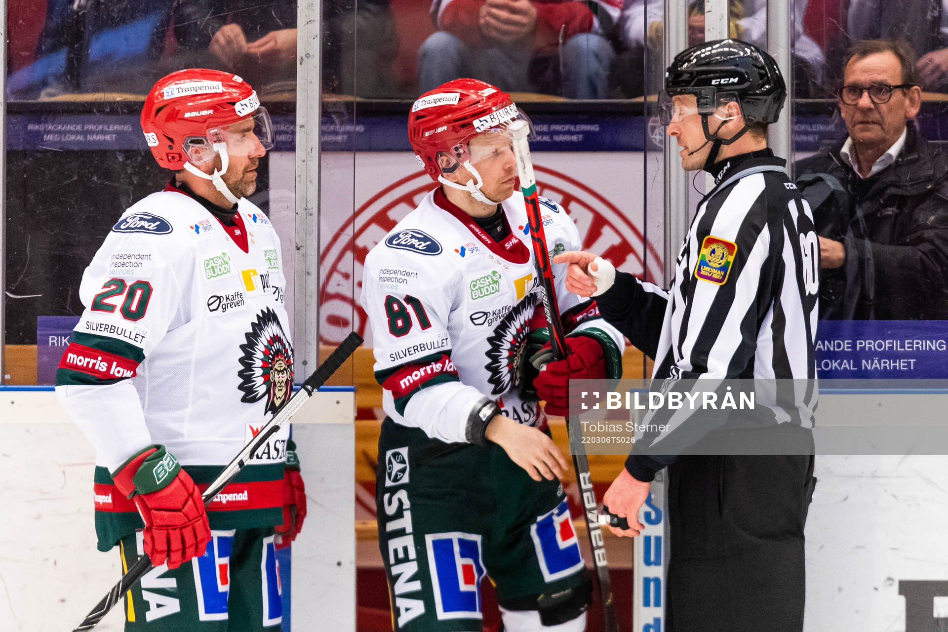 Frölundas Joel Lundqvist och Ryan Lasch med Linjedomare