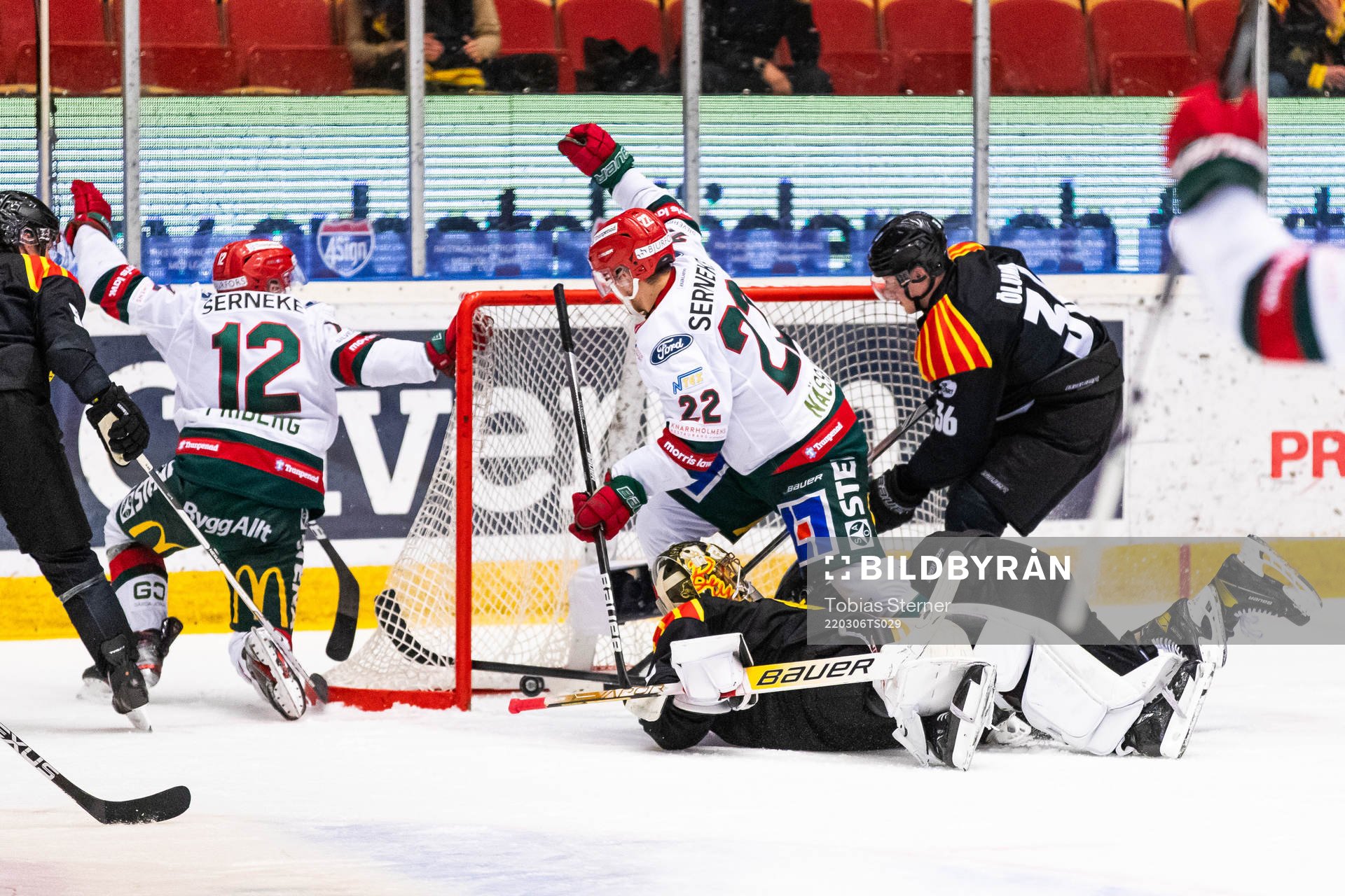 Frölundas Max Friberg reducerar till 1-2 men målet döms