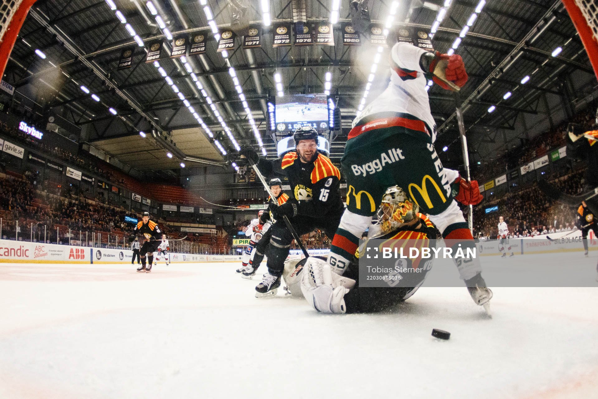 Frölundas Max Friberg gör 1-2 på Brynäs målvakt Veini