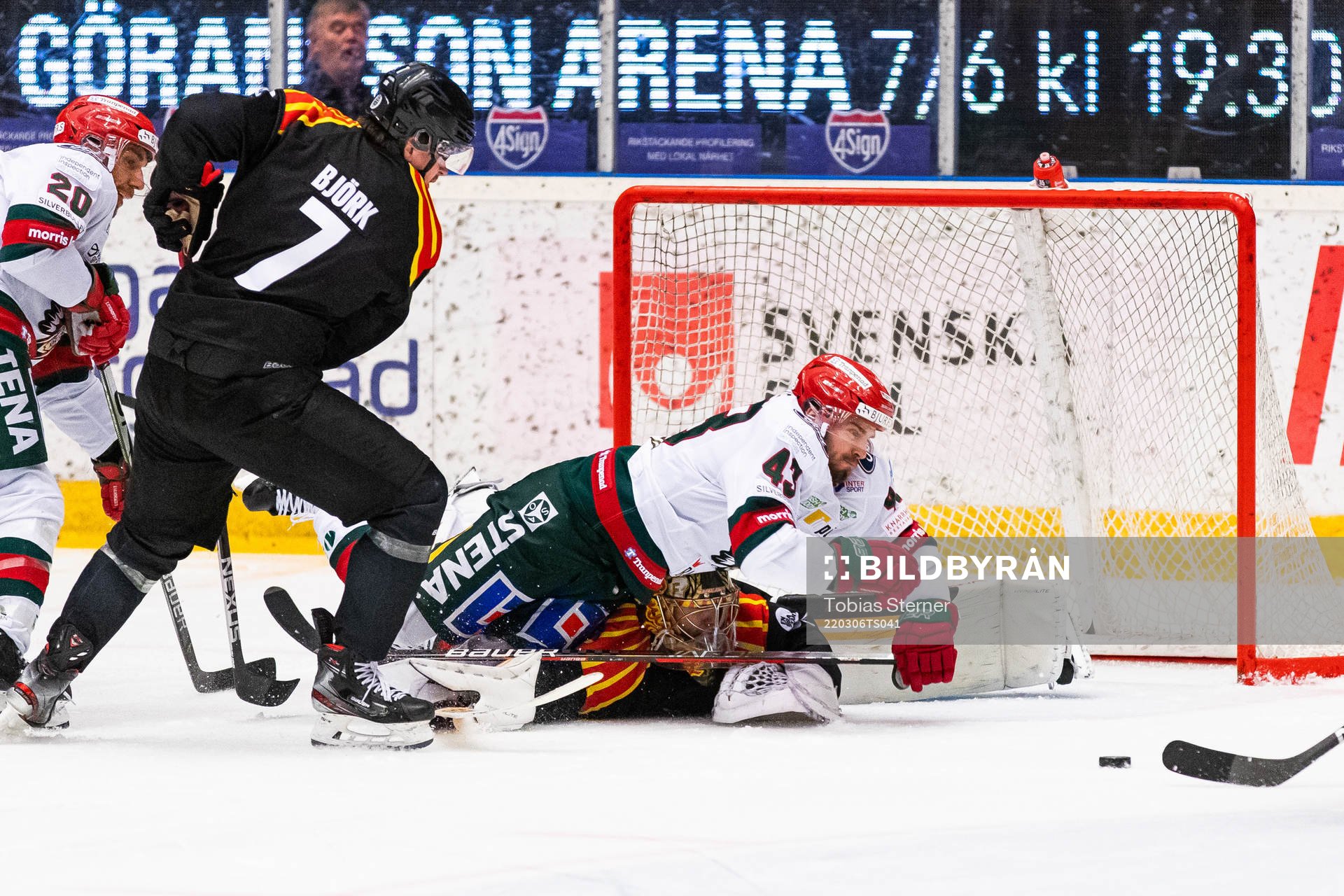 Frölundas Michael Spacek ovanpå Brynäs målvakt Veini