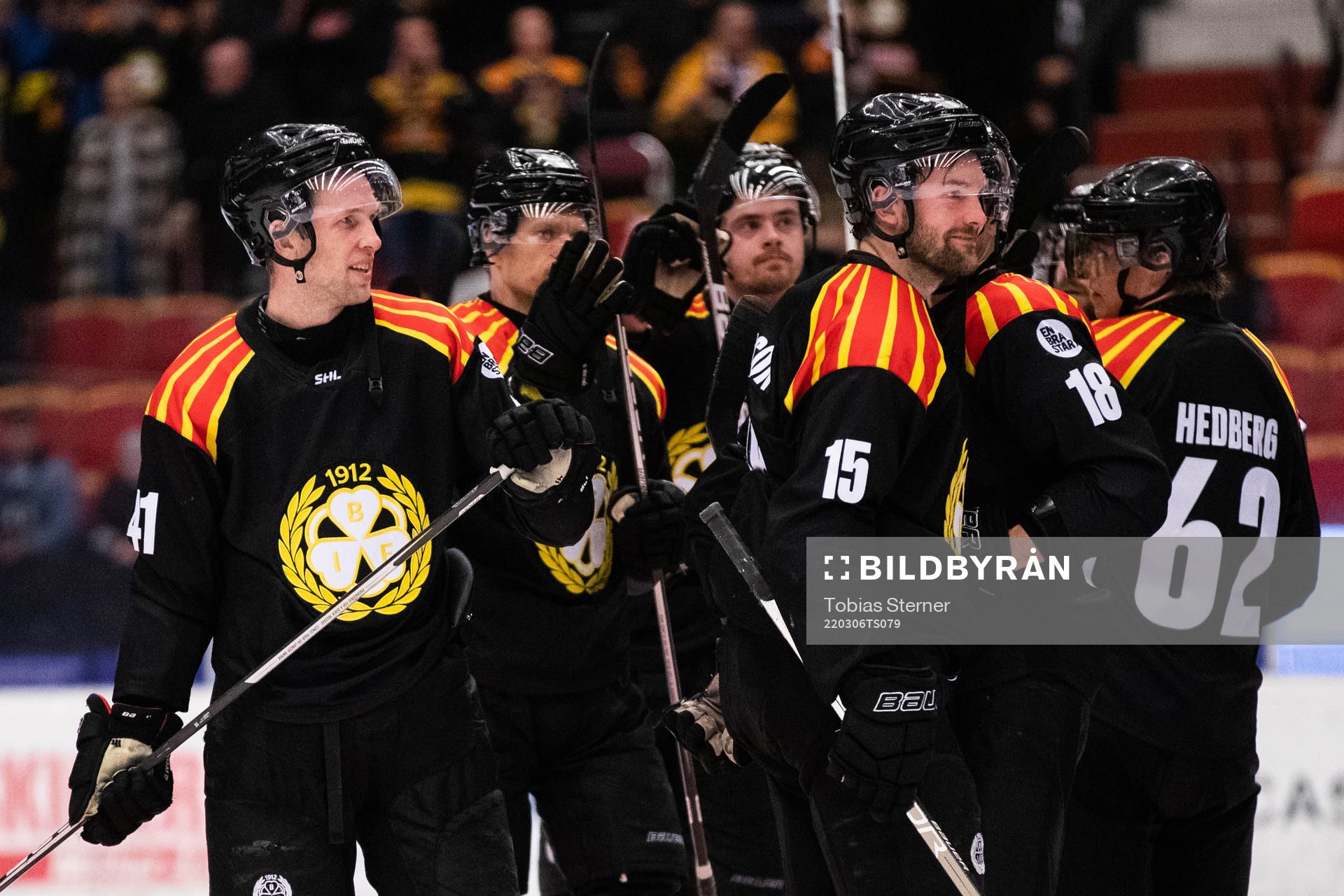 Brynäs Greg Scott och Simon Bertilsson jublar med