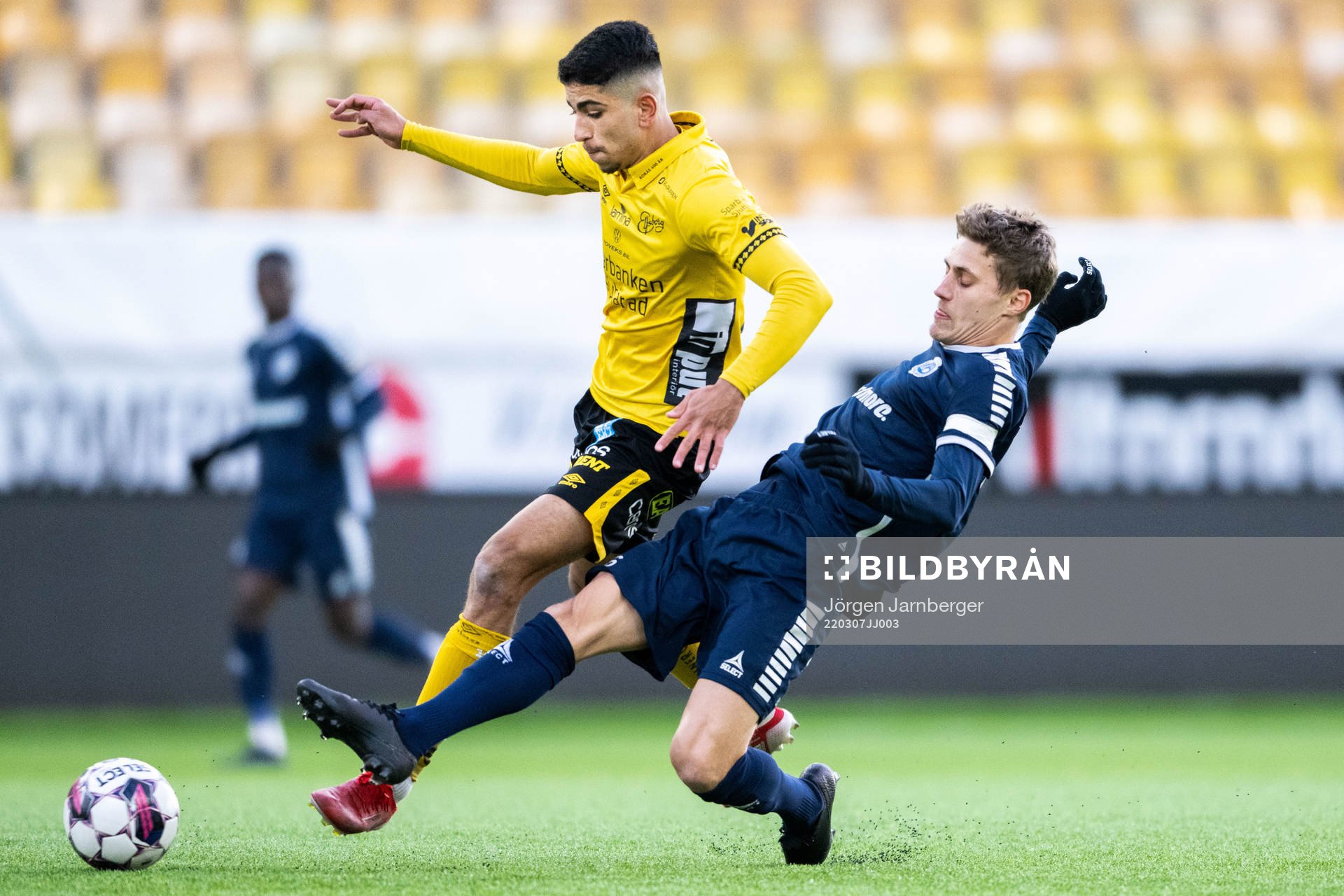 Elfsborgs Ahmed Qasem och Utsiktens Erik Jonasson Westermark under träningsmatchen i fotboll mellan Elfsborg och Utsikten den 7 mars 2022 i Borås. 
