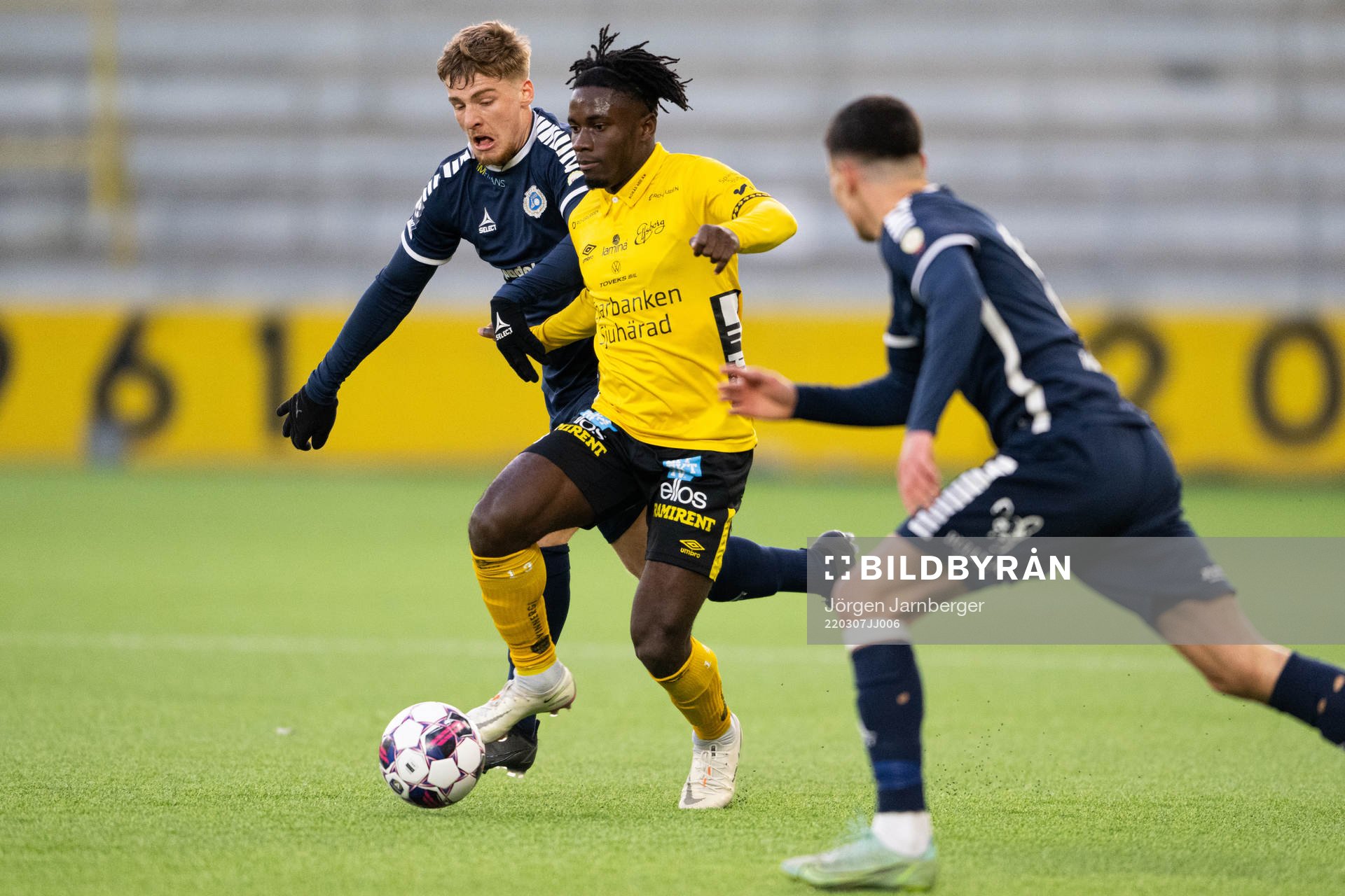 Utsiktens Erik Jonasson Westermark och Elfsborgs Michael Baidoo under träningsmatchen i fotboll mellan Elfsborg och Utsikten den 7 mars 2022 i Borås.