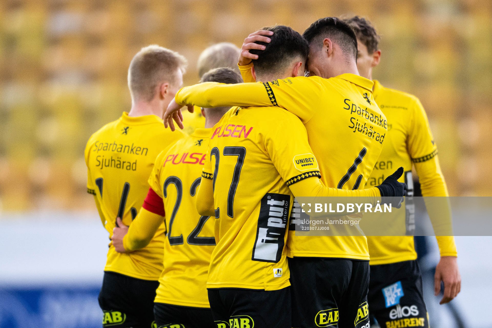 Elfsborgs spelare jublar efter 1-0 av Oscar Aga under träningsmatchen i fotboll mellan Elfsborg och Utsikten den 7 mars 2022 i Borås.