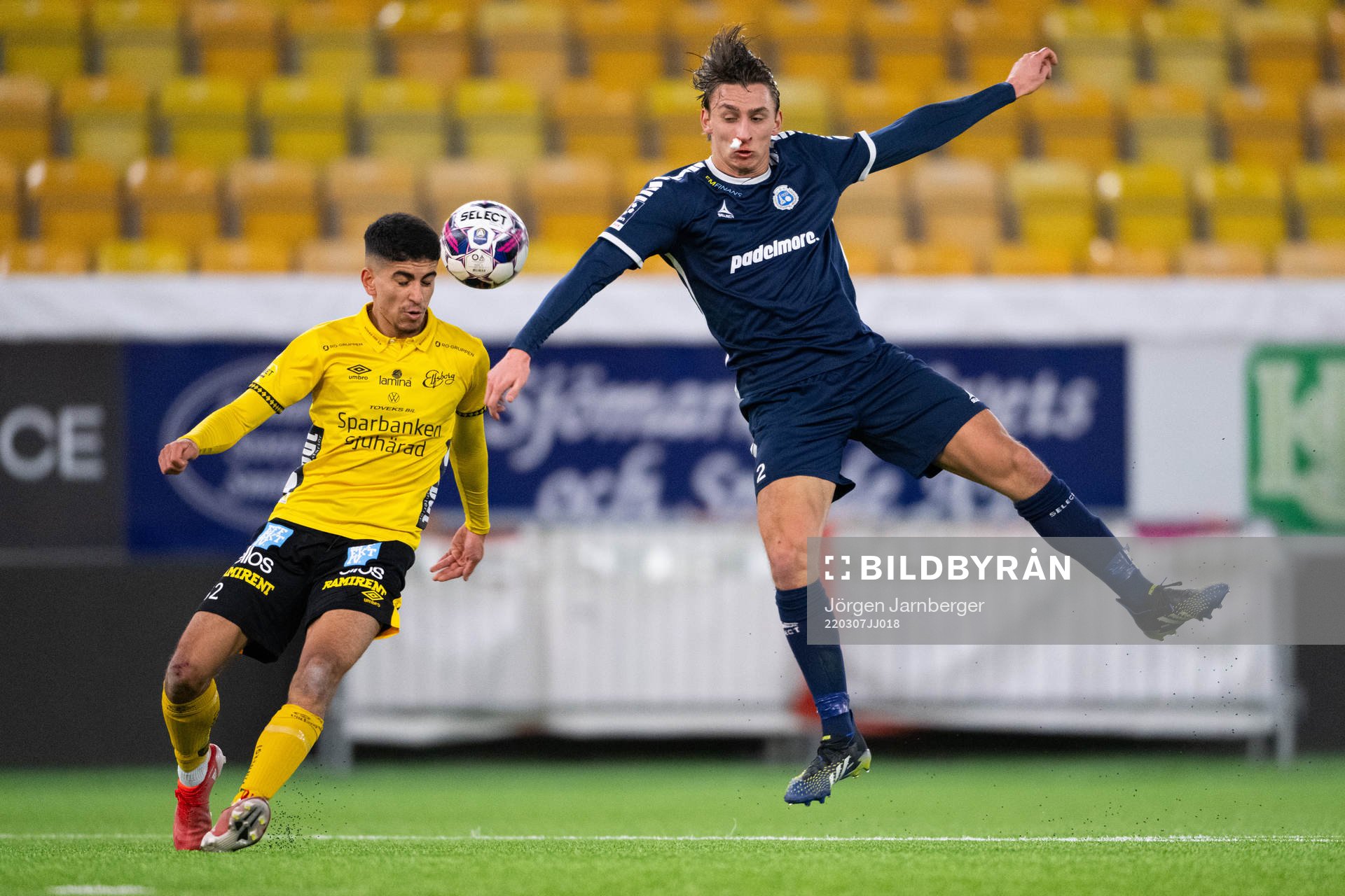 Elfsborgs Ahmed Qasem och Utsiktens Wilhelm Nilsson under träningsmatchen i fotboll mellan Elfsborg och Utsikten den 7 mars 2022 i Borås.