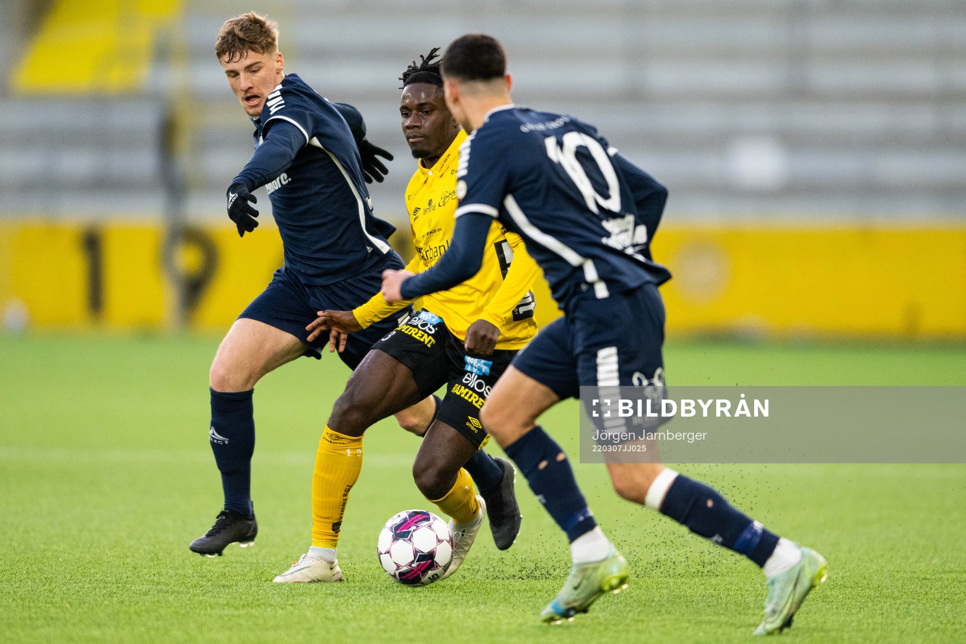 lfsborgs Michael Baidoo i kamp med Utsiktens Erik Jonasson Westermark och William Milovanovic  under träningsmatchen i fotboll mellan Elfsborg och Utsikten den 7 mars 2022 i Borås. 