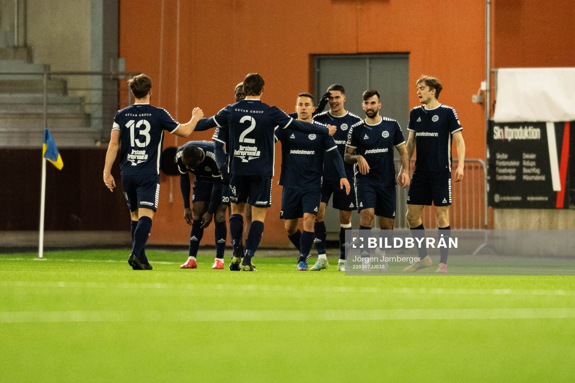 Utsiktens spelare jublar efter 1-1 under träningsmatchen i fotboll mellan Elfsborg och Utsikten den 7 mars 2022 i Borås. 
