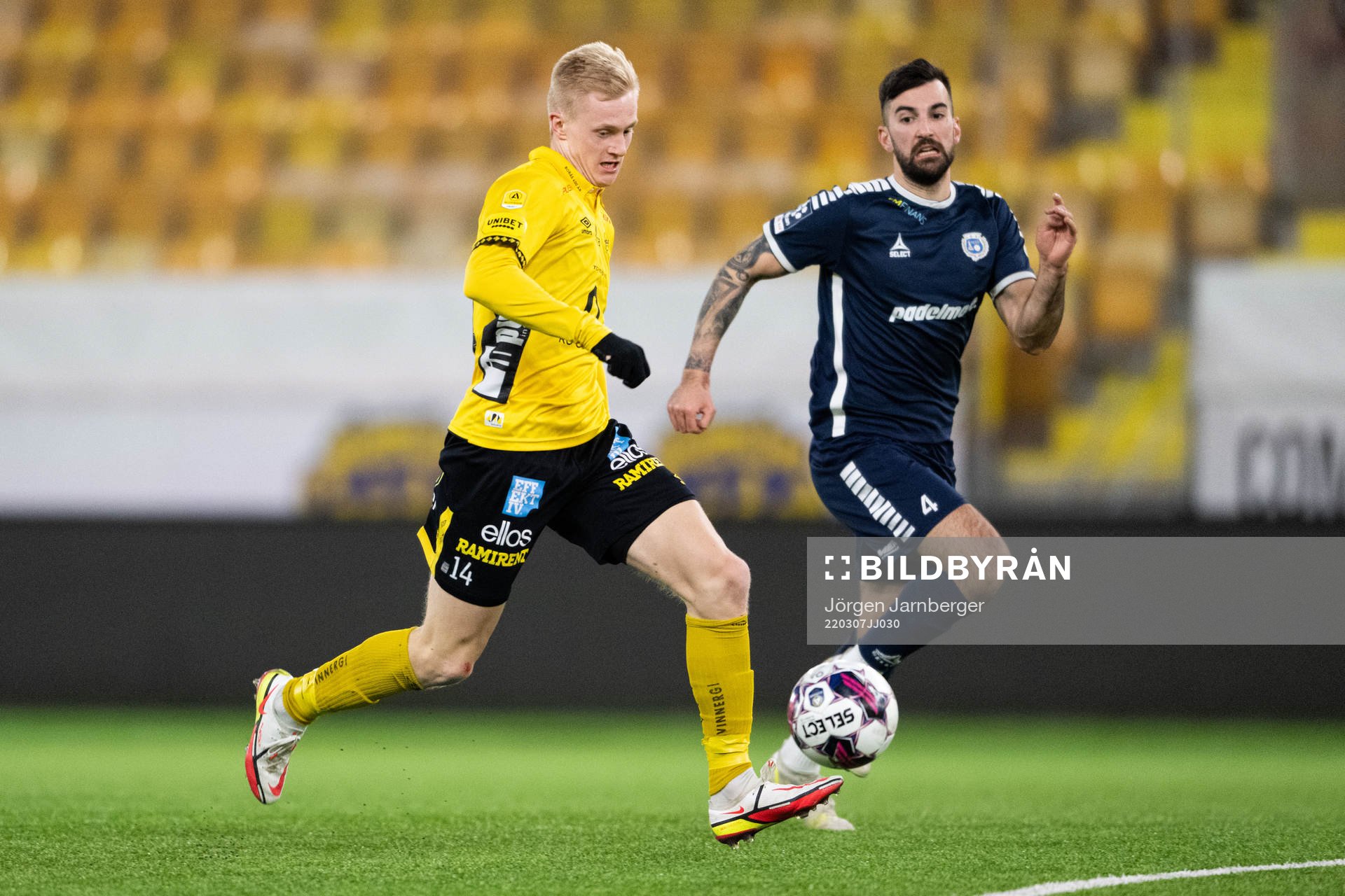 Elfsborgs Oscar Aga och Utsiktens Allan Mohideenunder