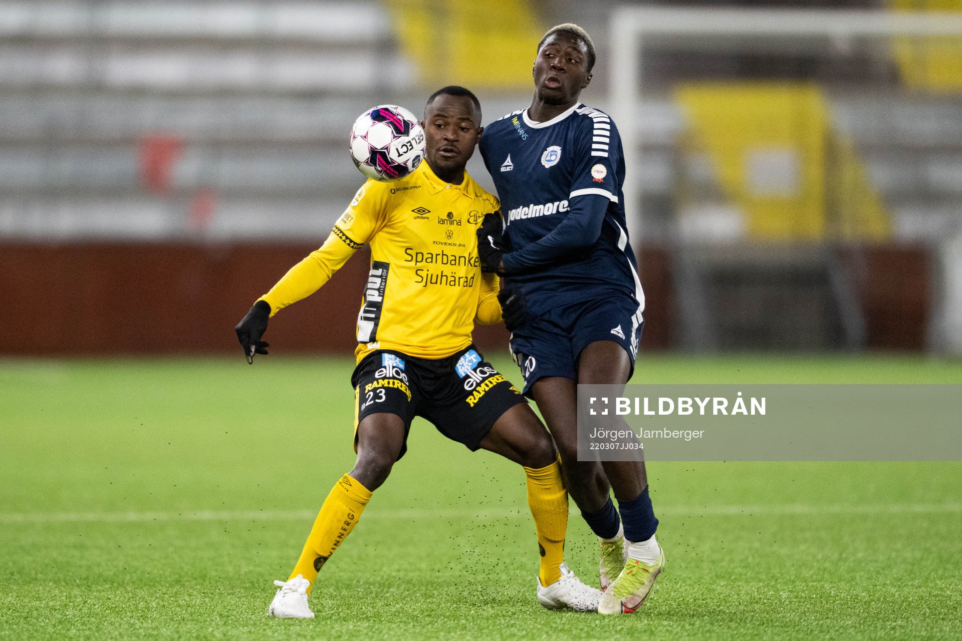 Elfsborgs Prince Isaac Kouame och Utsiktens Diocounda Gory under träningsmatchen i fotboll mellan Elfsborg och Utsikten den 7 mars 2022 i Borås.