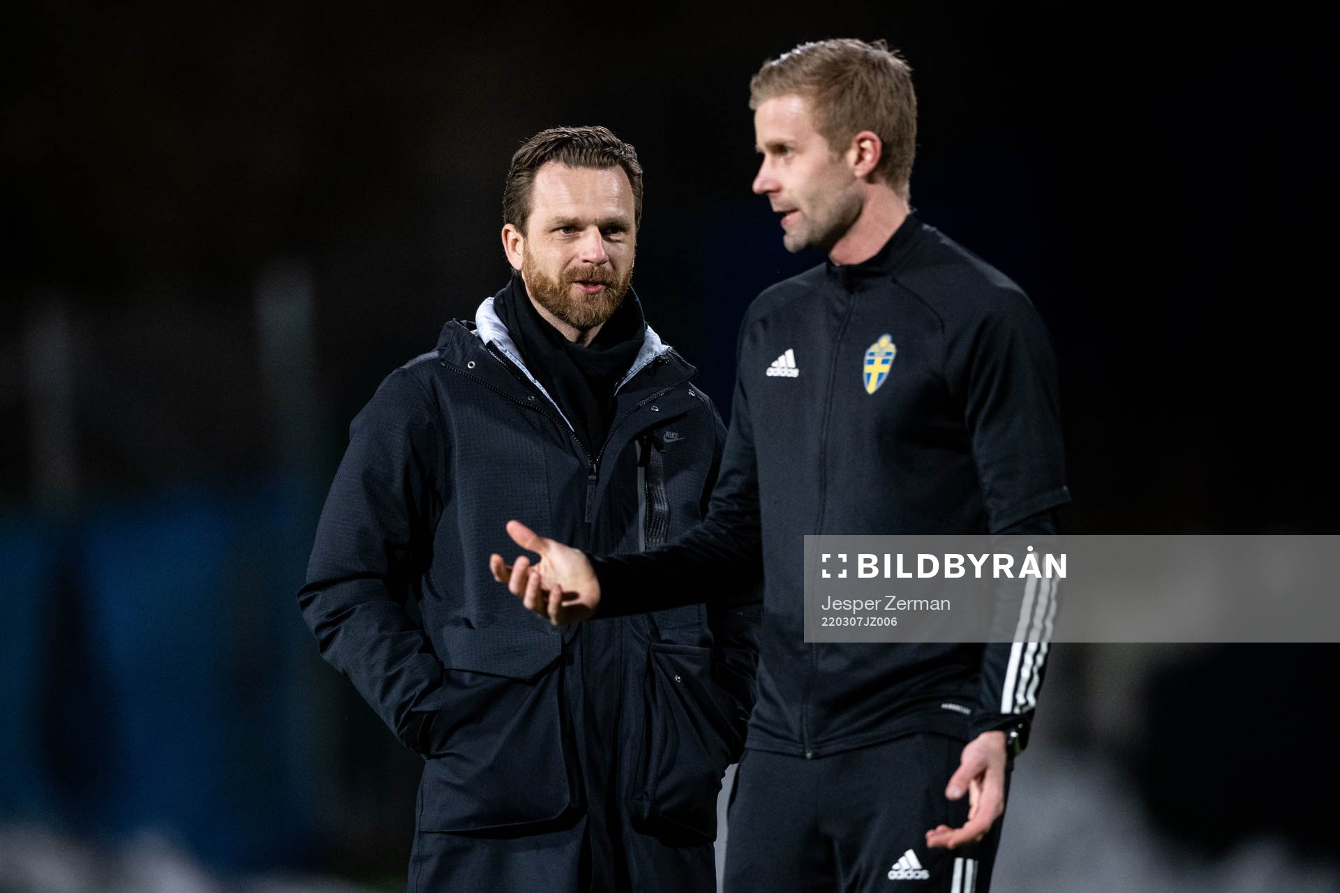 s tränare Bartosz Grzelak och domare Glenn Nyberg i samtal