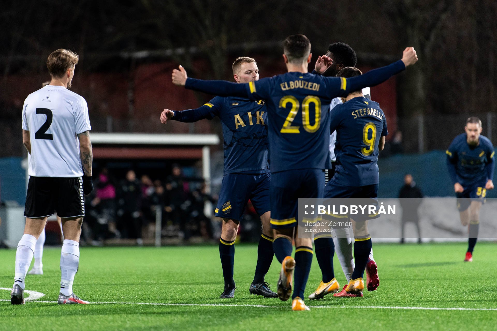 s Sebastian Larsson jublar med lagkamrater