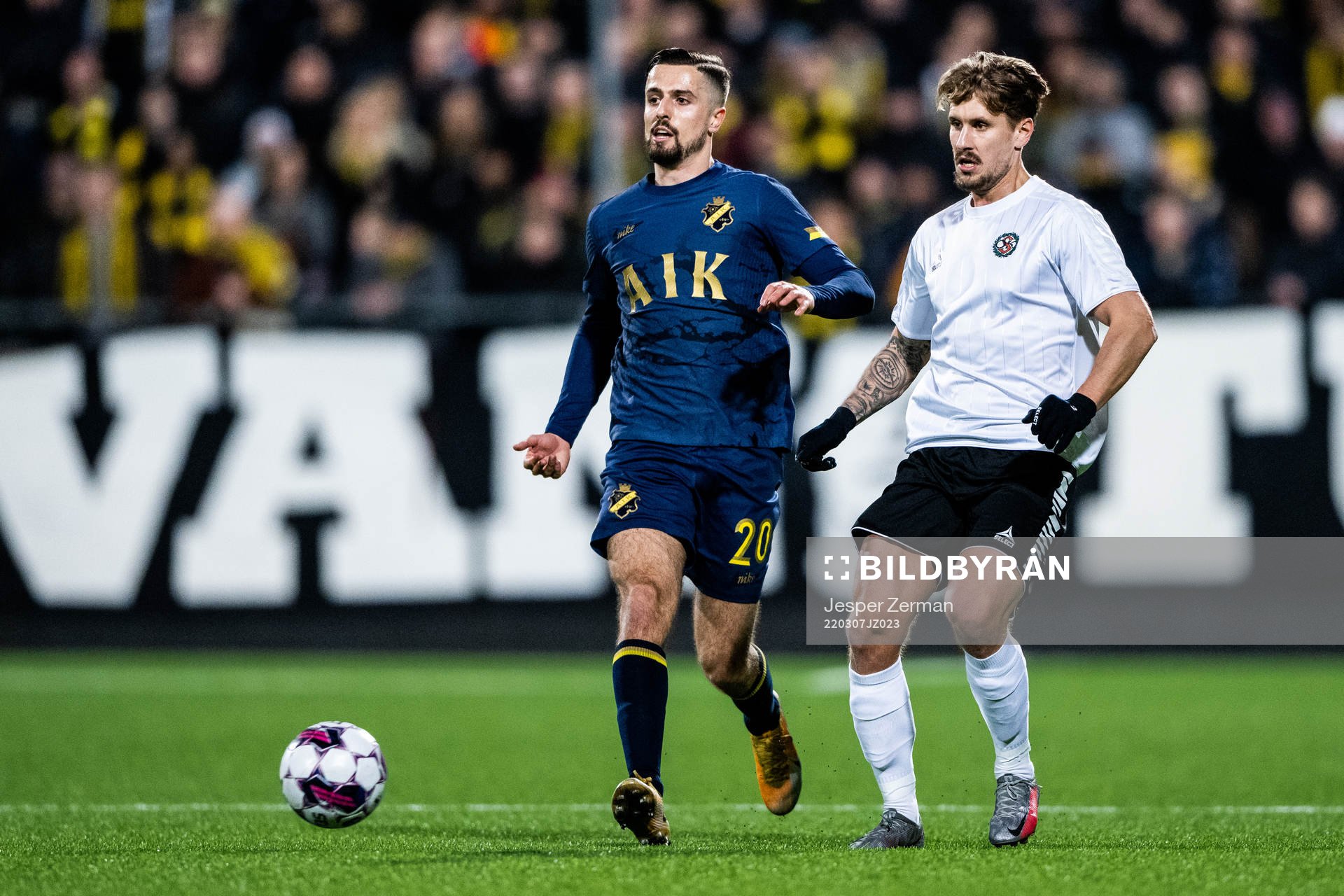 s Zack Elbouzedi och Örebros Daniel Björnquist