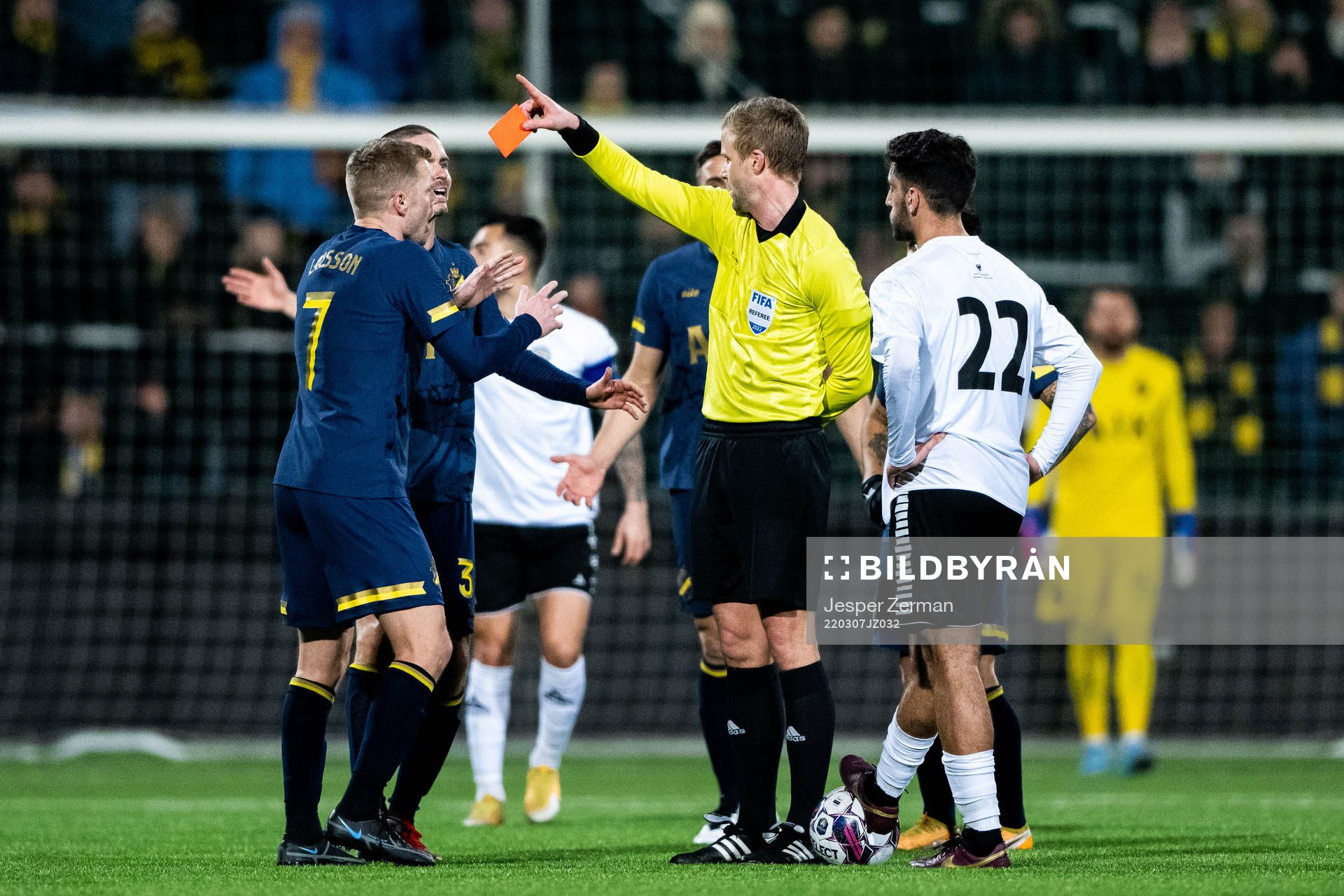 s Mikael Lustig blir utvisad av domare Glenn Nyberg