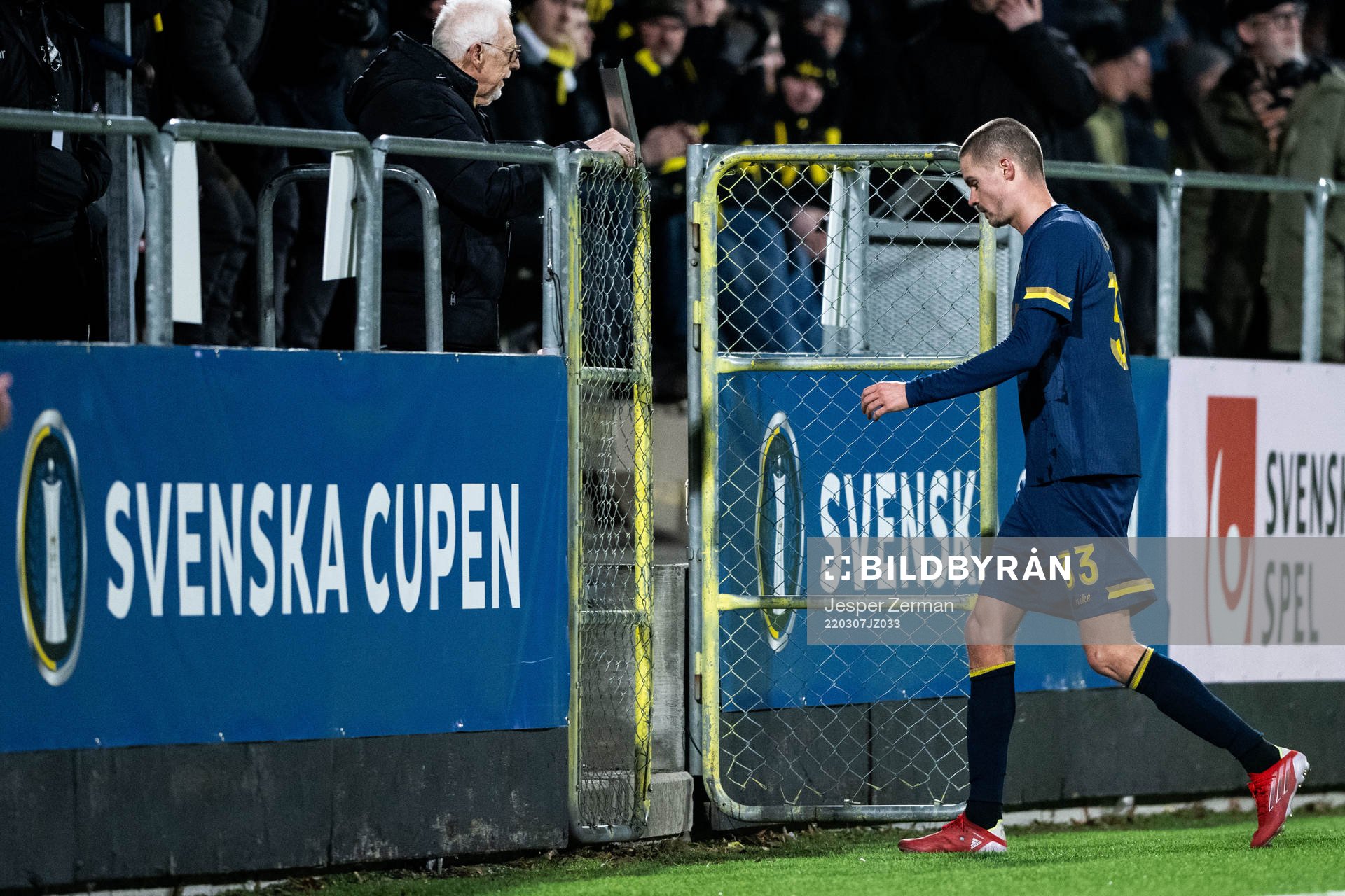 s Mikael Lustig deppar och lämnar planen