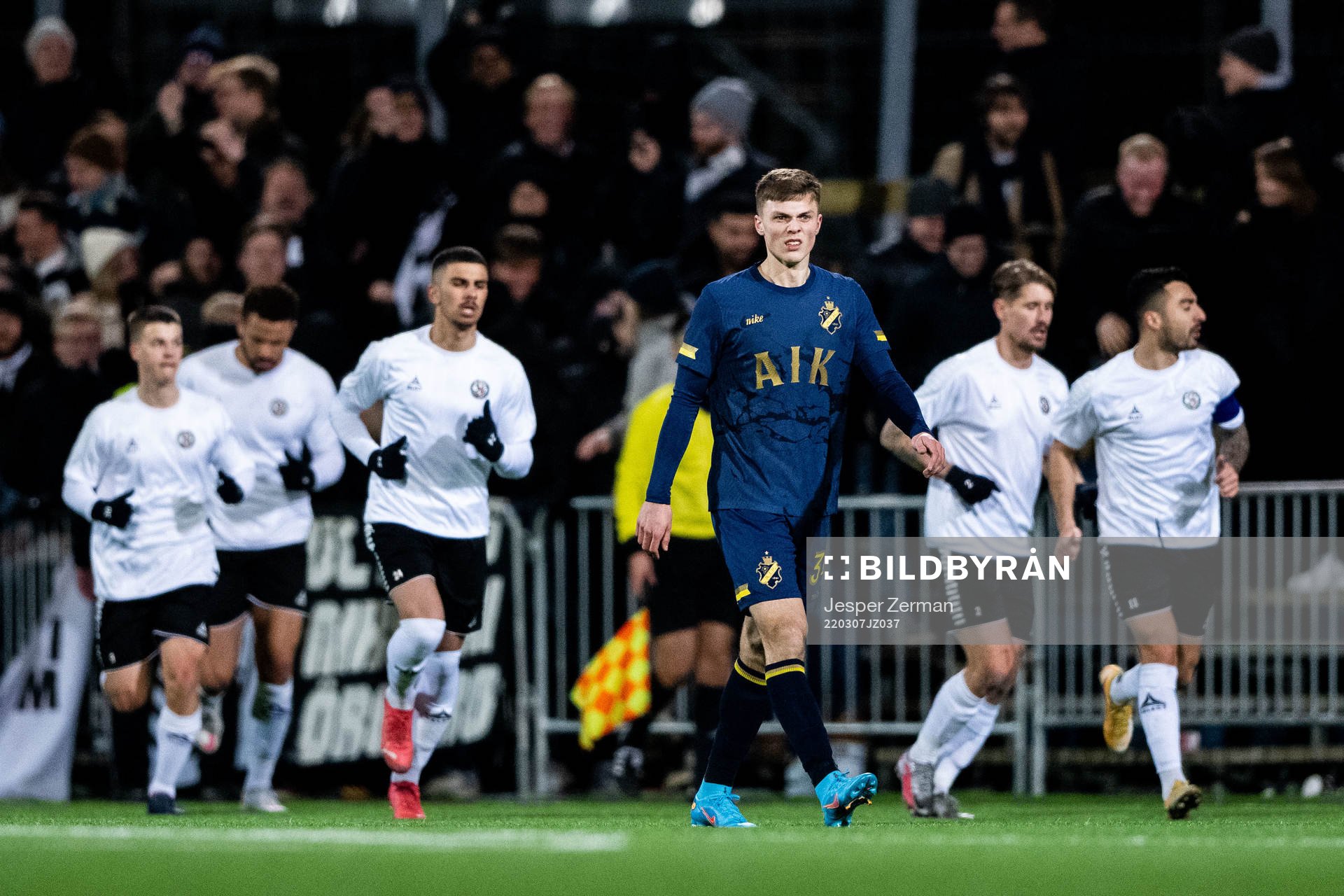 s Erik Ring deppar samtidigt som Örebros spelare jublar