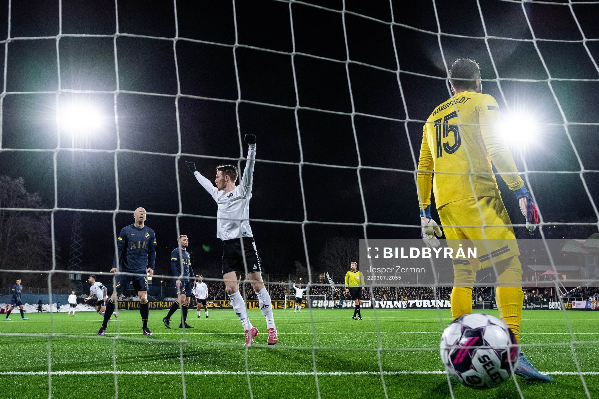 s Per Karlsson och målvakt Kristoffer Nordfeldt deppar