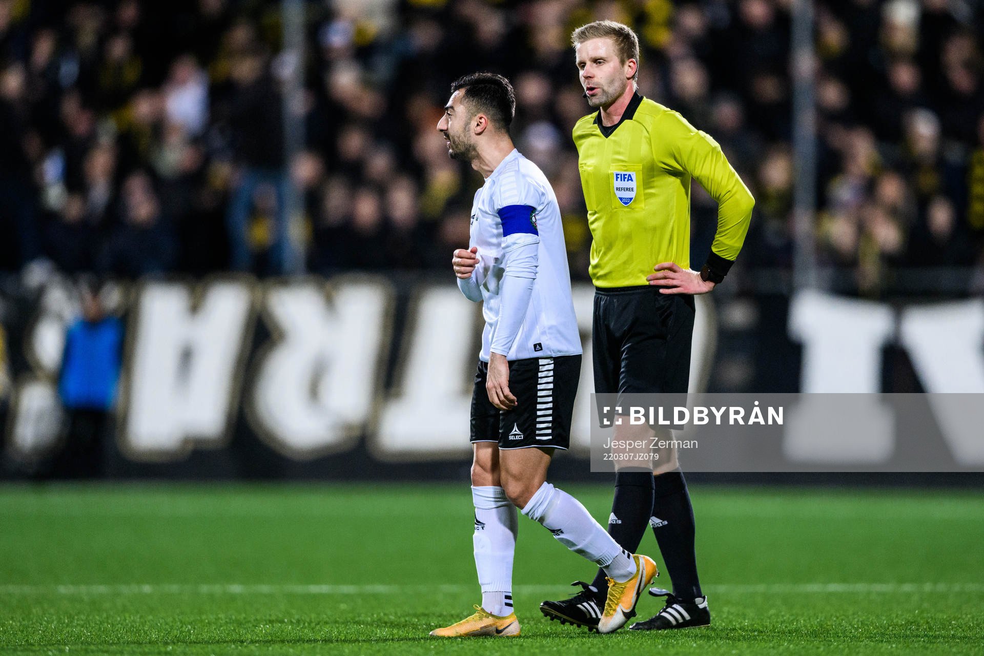Örebros Jiloan Hamad och domare Glenn Nyberg