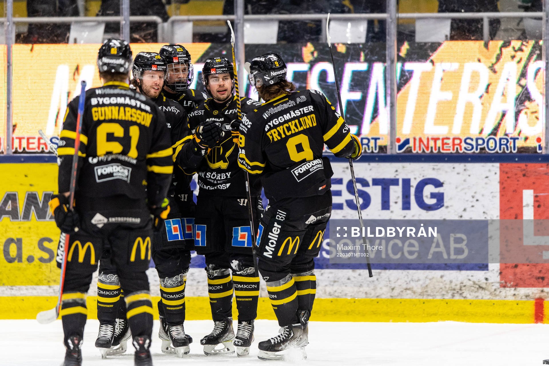 Västerås Filip Karlsson jublar med lagkamrater