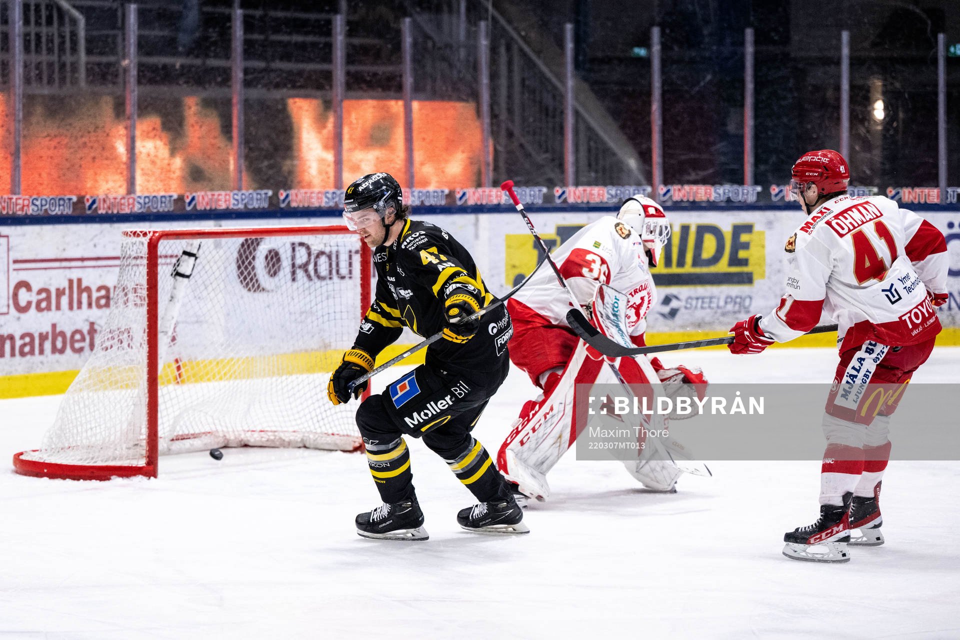 Västerås Logan Roe gör 3-0 bakom Troja/Ljungbys målvakt