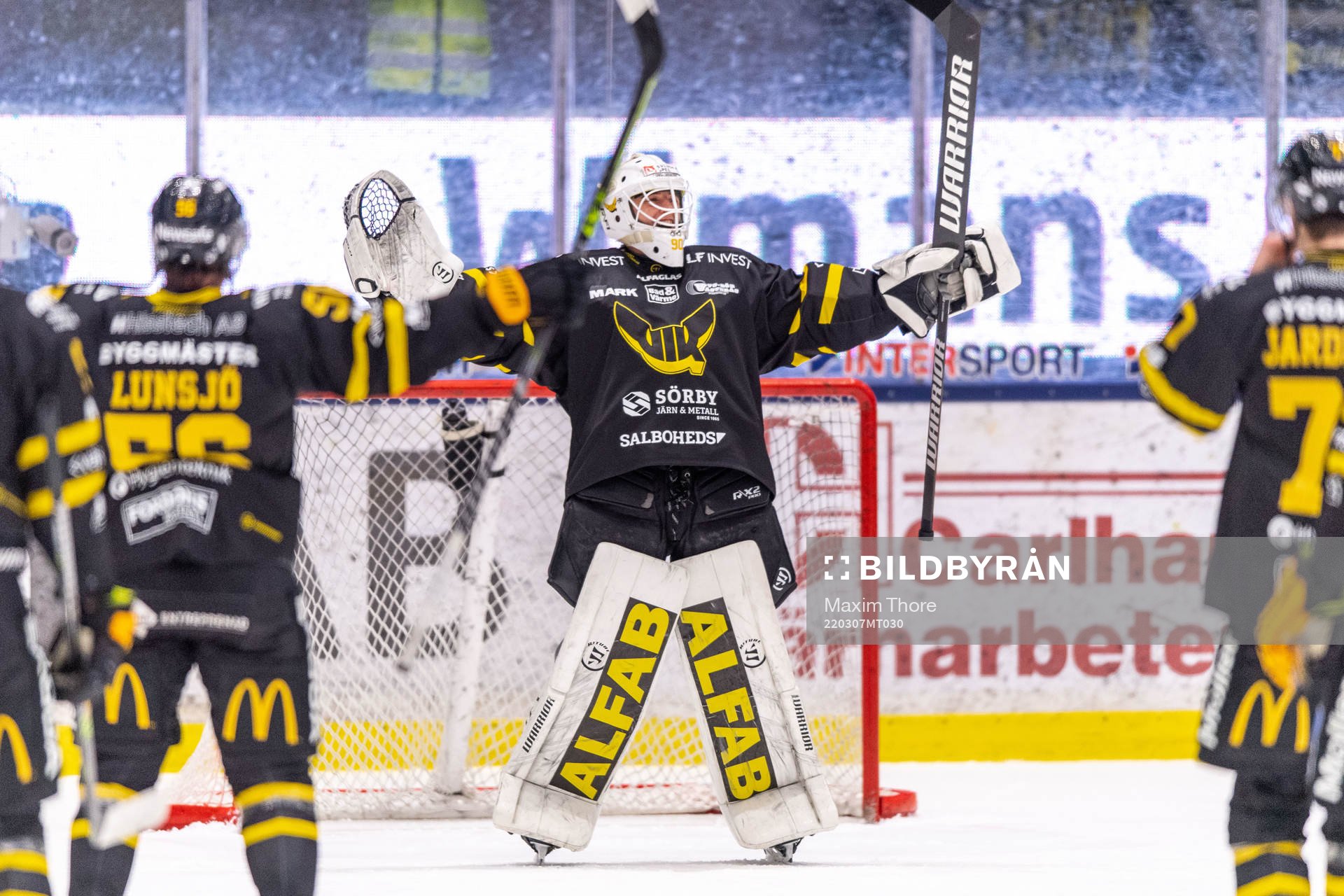 Västerås målvakt Ian Blomquist jublar