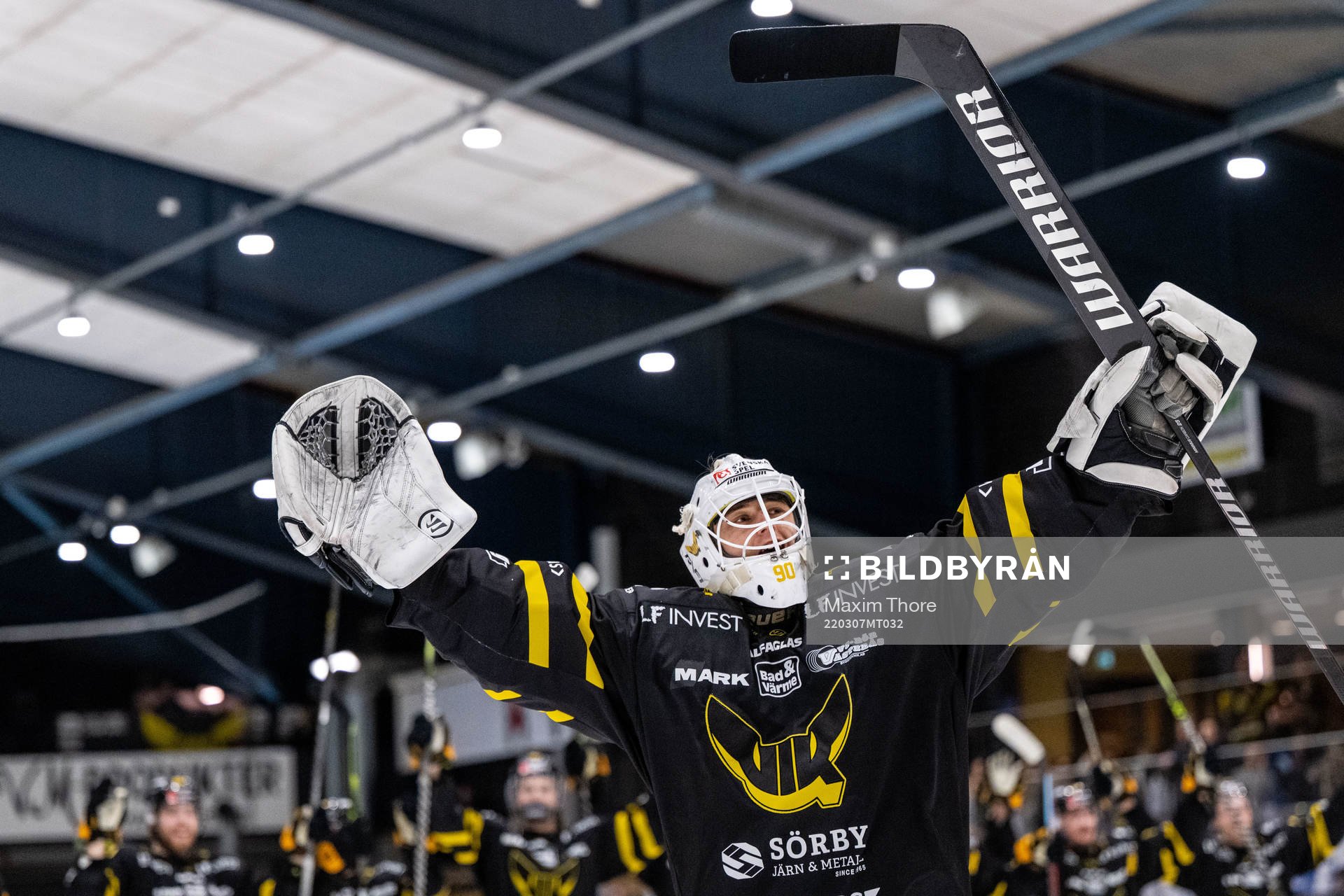 Västerås målvakt Ian Blomquist jublar