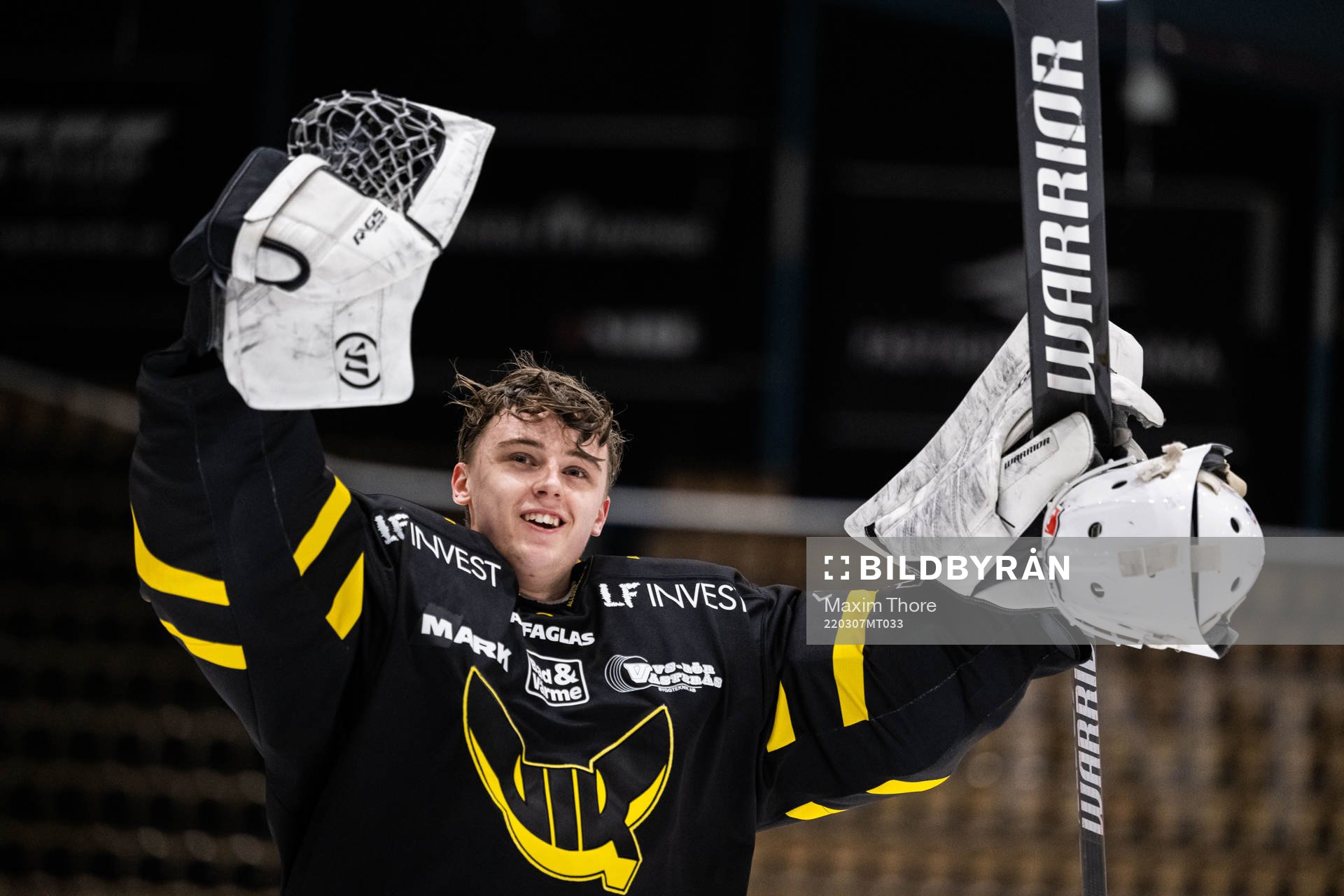 Västerås målvakt Ian Blomquist jublar
