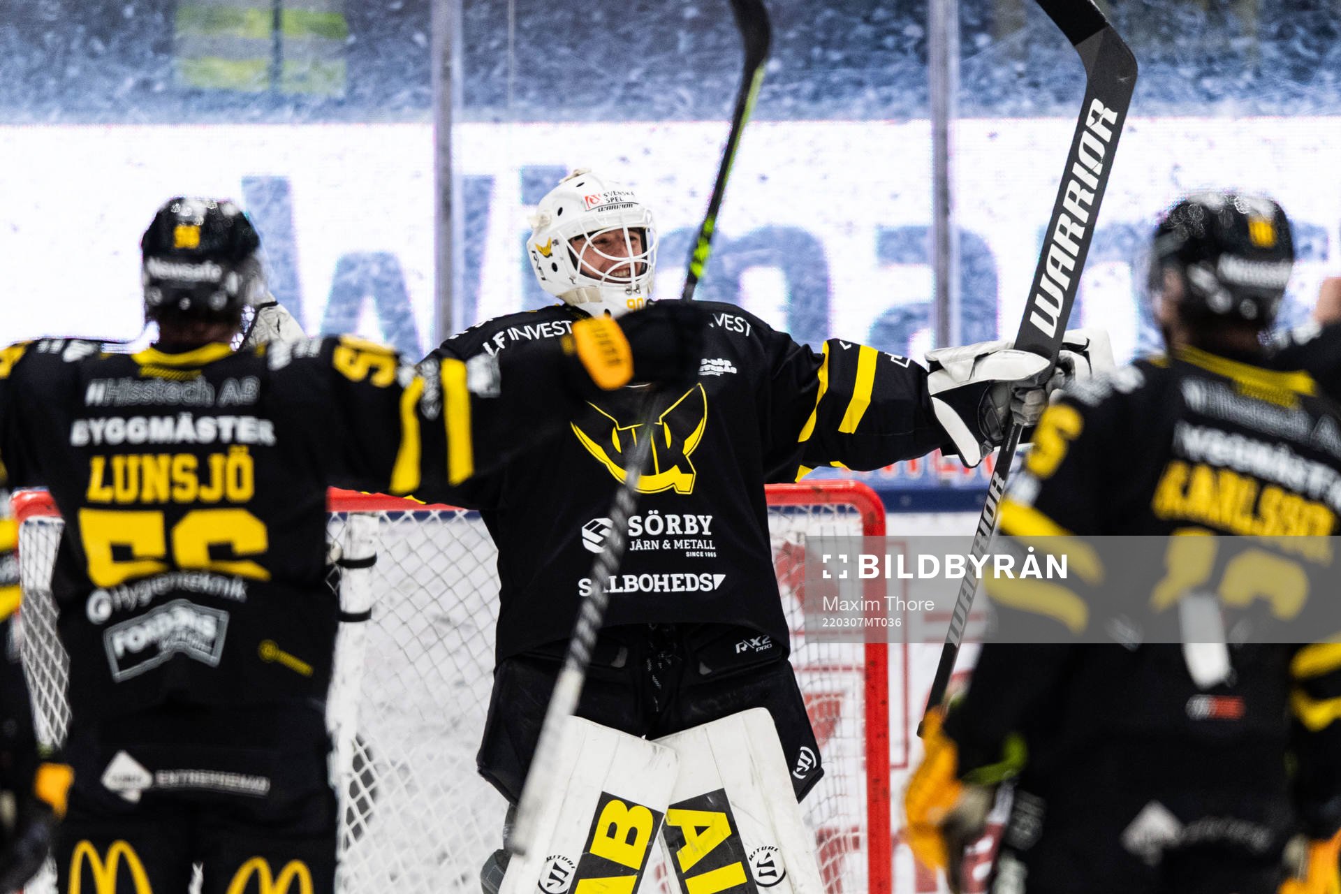 Västerås målvakt Ian Blomquist jublar