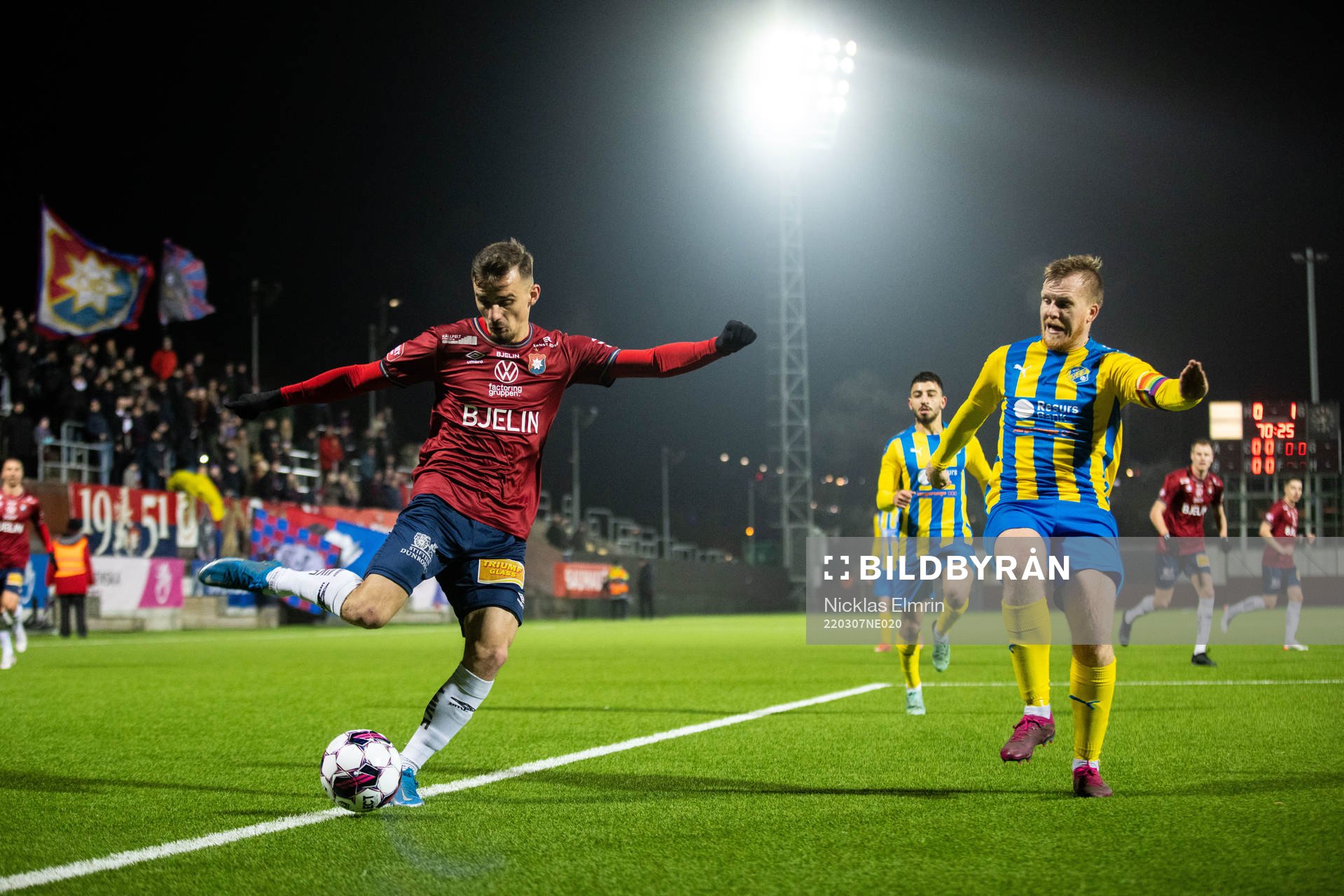 Örgrytes Ajdin Zeljkovic och Eskilsminnes Jonatan Olsson under fotbollsmatchen i Svenska Cupen mellan Örgryte och Eskilsminne den 7 mars 2022 i Göteborg.