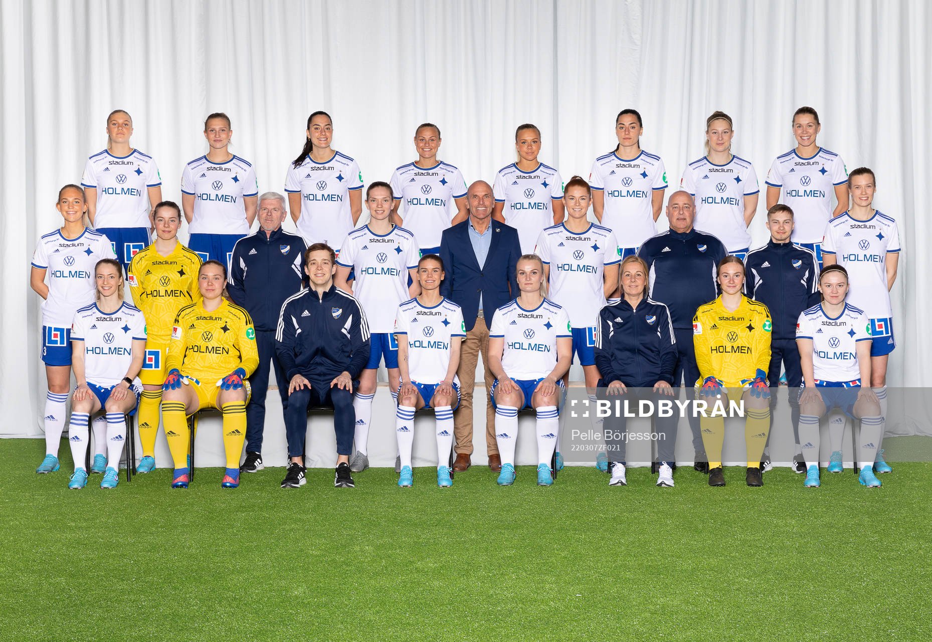 IFK Norrköping poserar för en lagbild den 7 mars 2022 i Norrköping. Bakre ledet från vänster: Thilde Alvberger, Selma Berggren, Selma Cajlakovic, Molly Wiklander, Jennie Egeriis, Irma Cajlakovic, Selma Nyström, Mimmi Asperot. Mittenledet från vänster: Clara Flenhagen, Cornelia Baldi Sundelius, Lennart Jonsson Materialförvaltare, Emelie Johansson, Tor-Arne Fredheim Manager, Taylor Townsend, Tobbe Hallberg Massör, Elias Melkersson Målvaktstränare, Ebba Handfast. Sittande från vänster: Sabina Ravnell, Sofia Hjern, Johan Lindell Tränare, My Cato, Lovisa Gustafsson, Christin Lilja Tränare, Tyra Berggården, Ebba Sjögren.